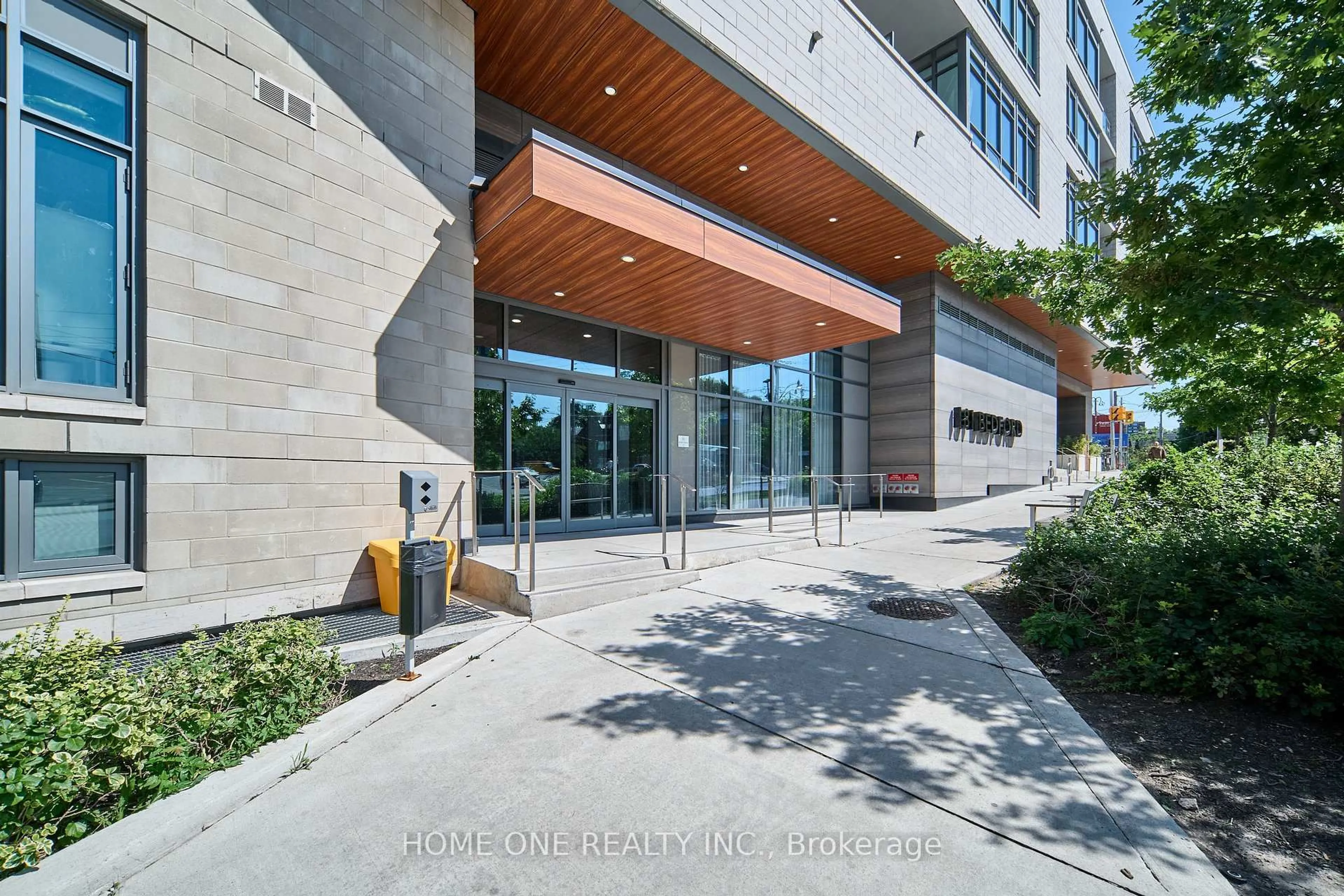 Indoor foyer for 181 Bedford Rd #404, Toronto Ontario M5R 0C2