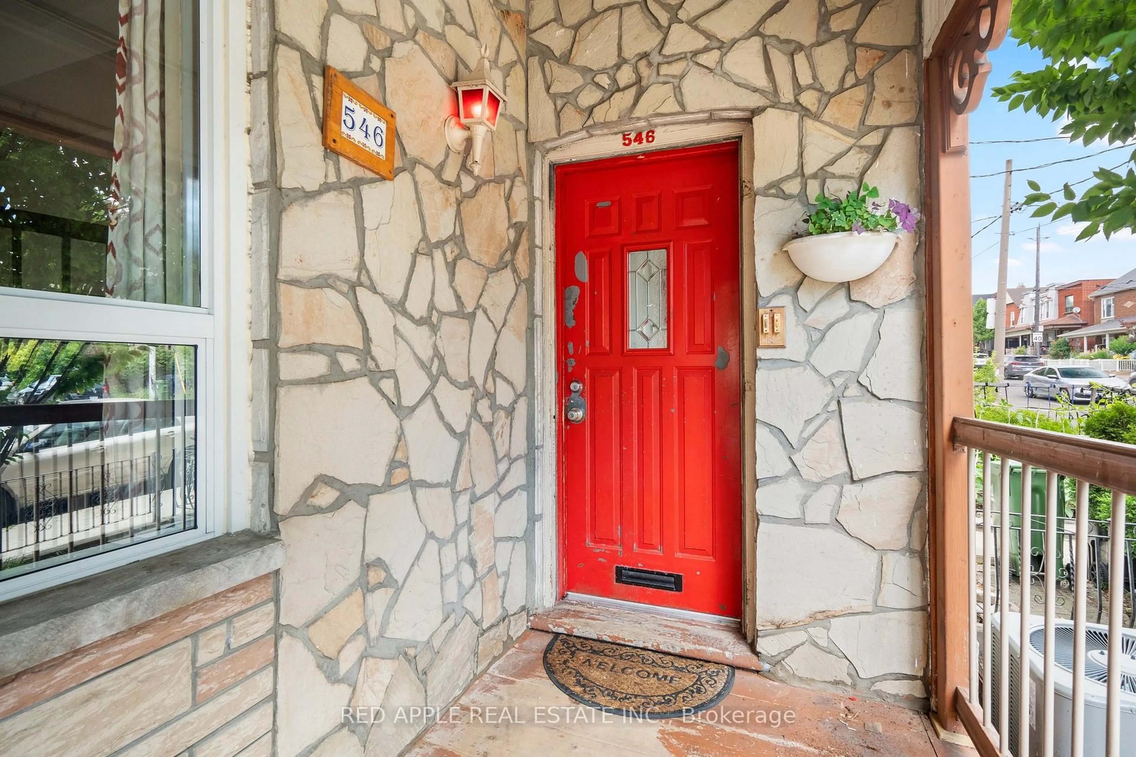 Indoor entryway for 546 Dufferin St, Toronto Ontario M6K 2A7