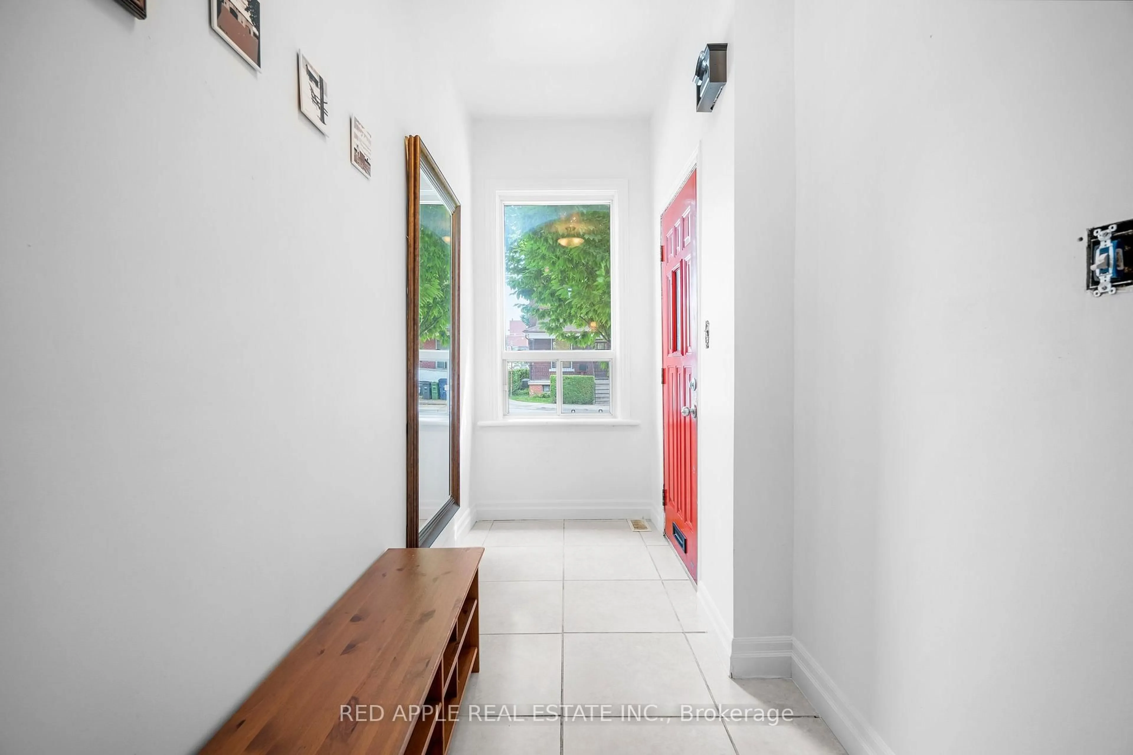 Indoor entryway for 546 Dufferin St, Toronto Ontario M6K 2A7