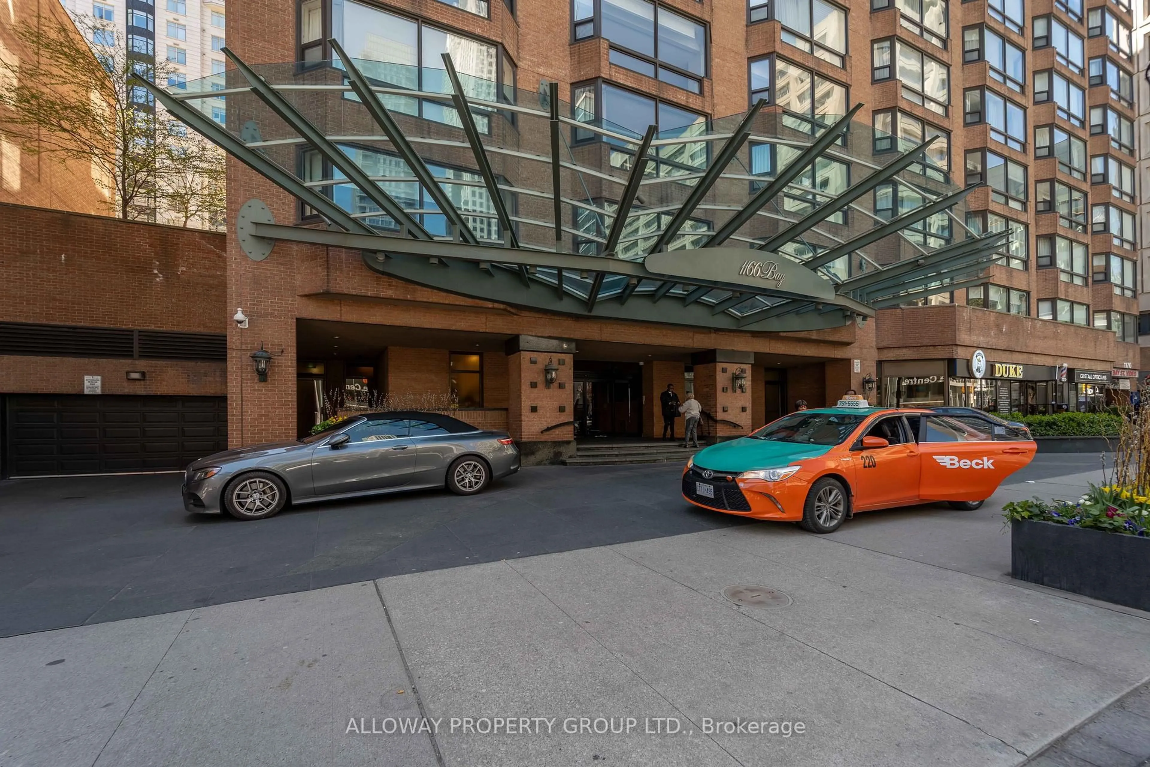 Indoor foyer for 1166 Bay St #1305, Toronto Ontario M5S 2X8