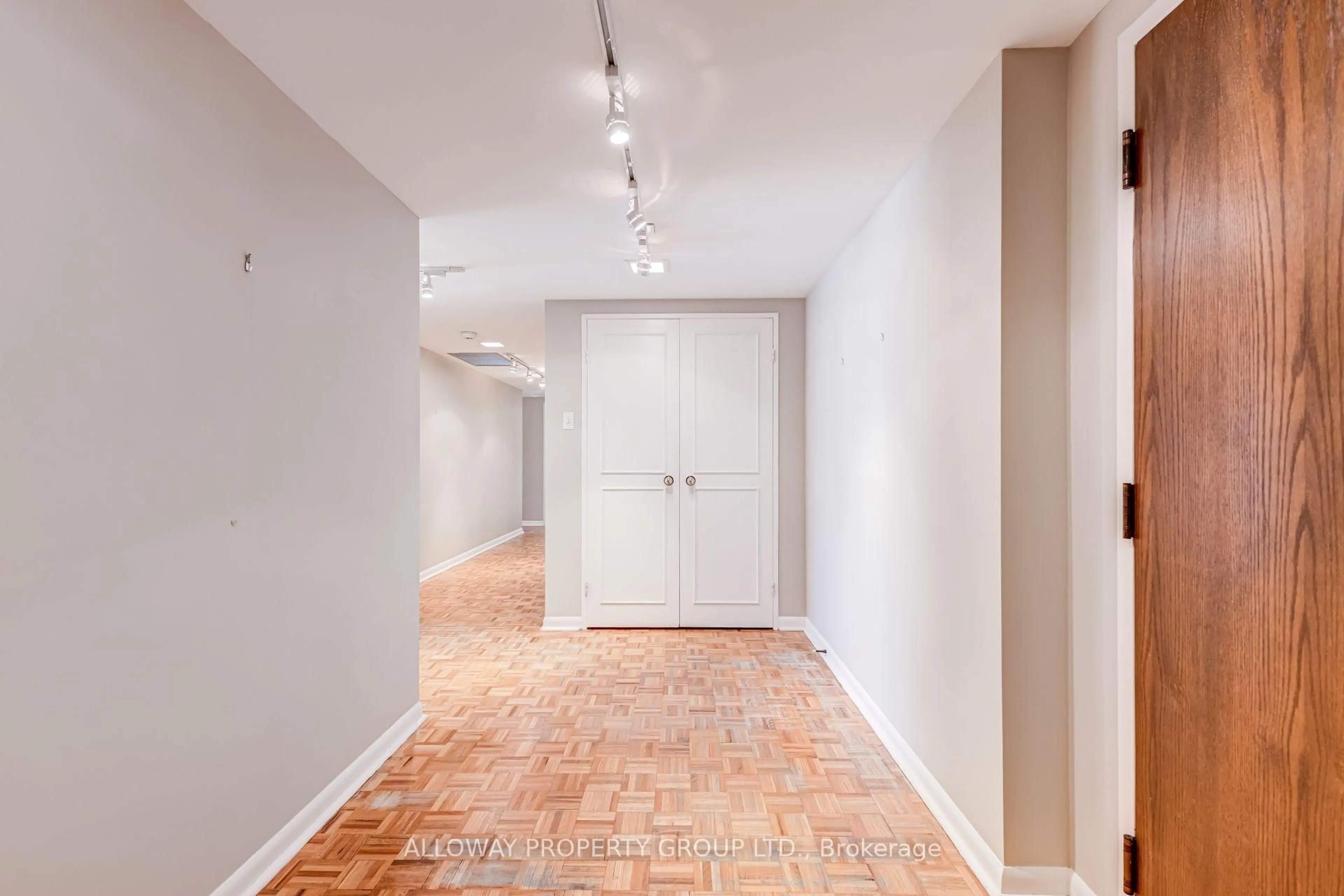 Indoor entryway for 1166 Bay St #1305, Toronto Ontario M5S 2X8