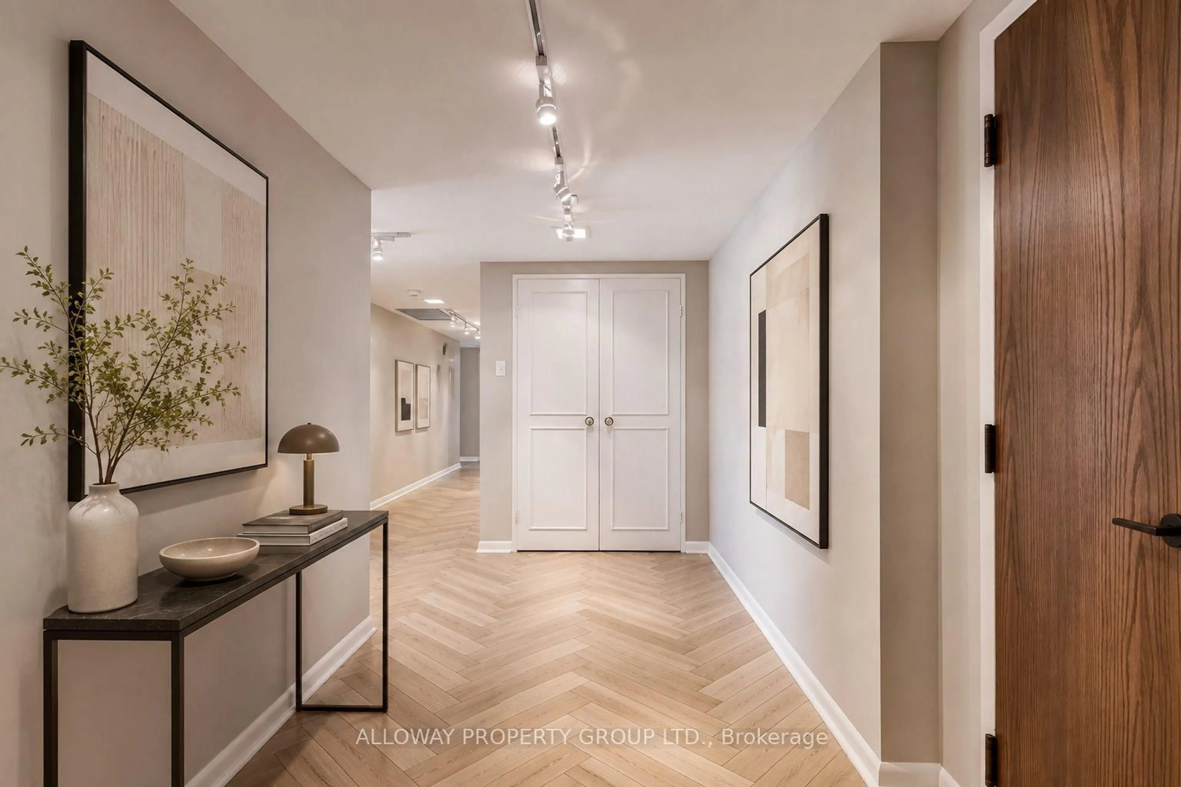 Indoor entryway for 1166 Bay St #1305, Toronto Ontario M5S 2X8