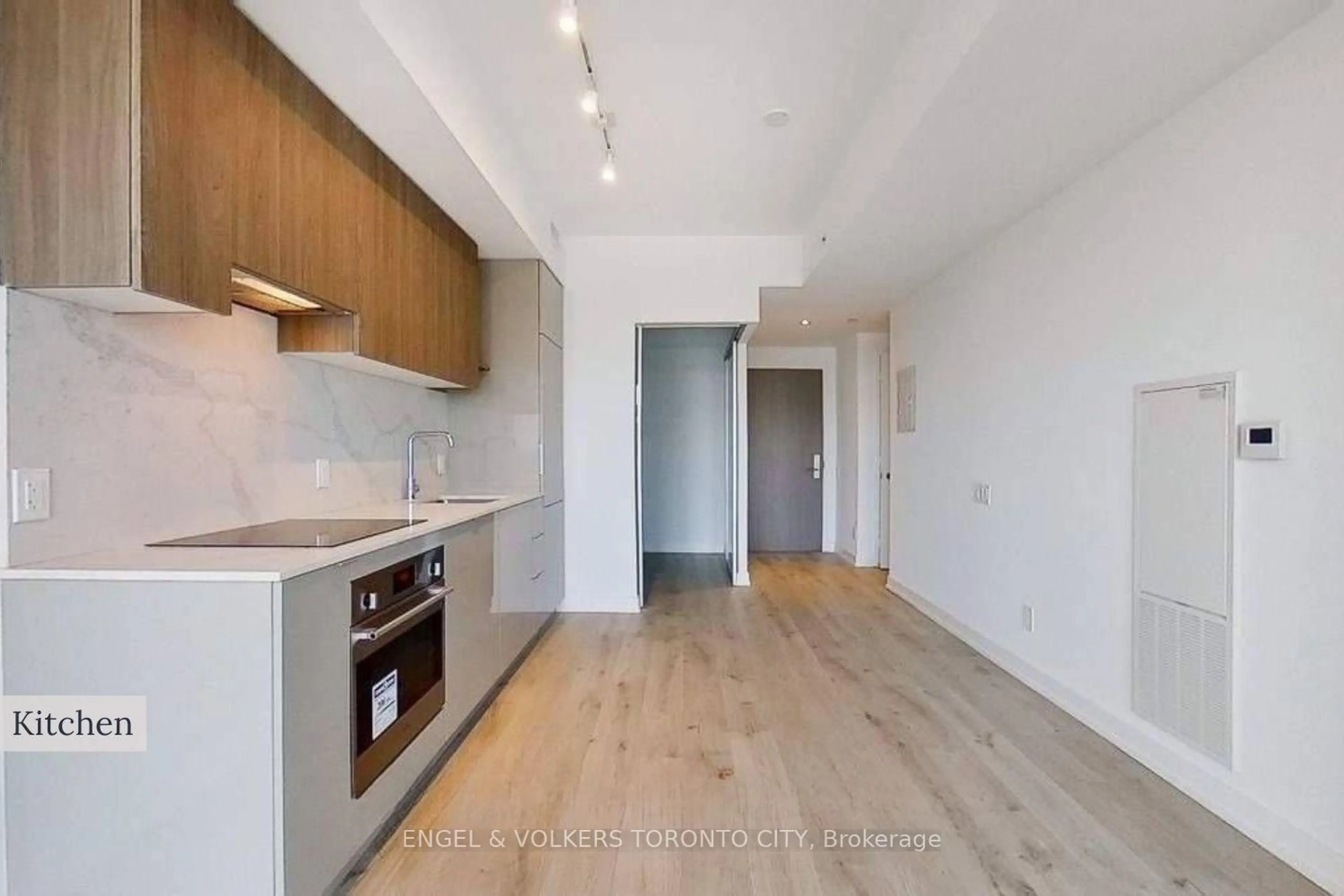 Standard kitchen, wood/laminate floor for 161 Roehampton Ave #4211, Toronto Ontario M4P 1P9