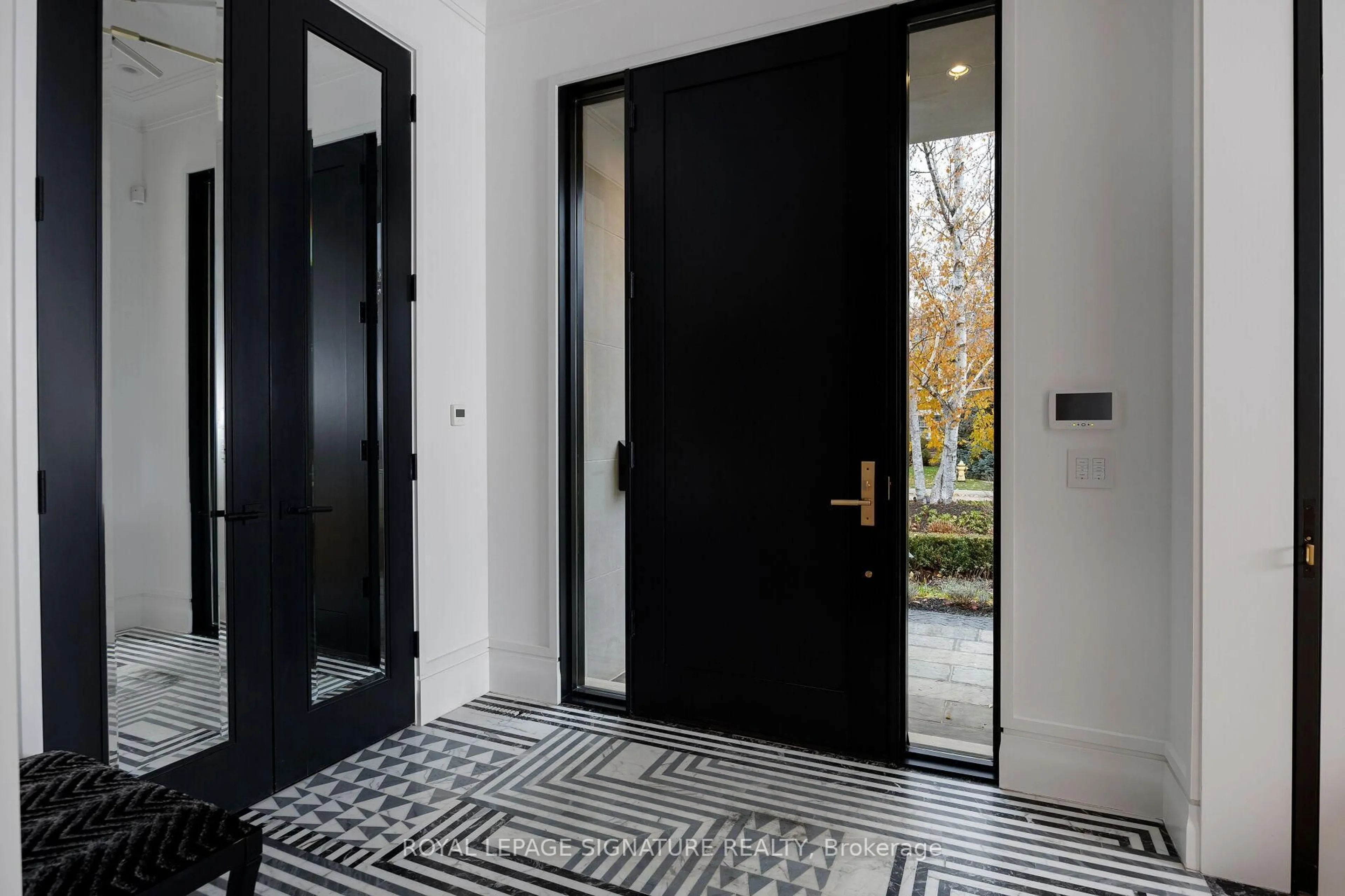 Indoor entryway for 207 Strathallan Blvd, Toronto Ontario M1N 1T3