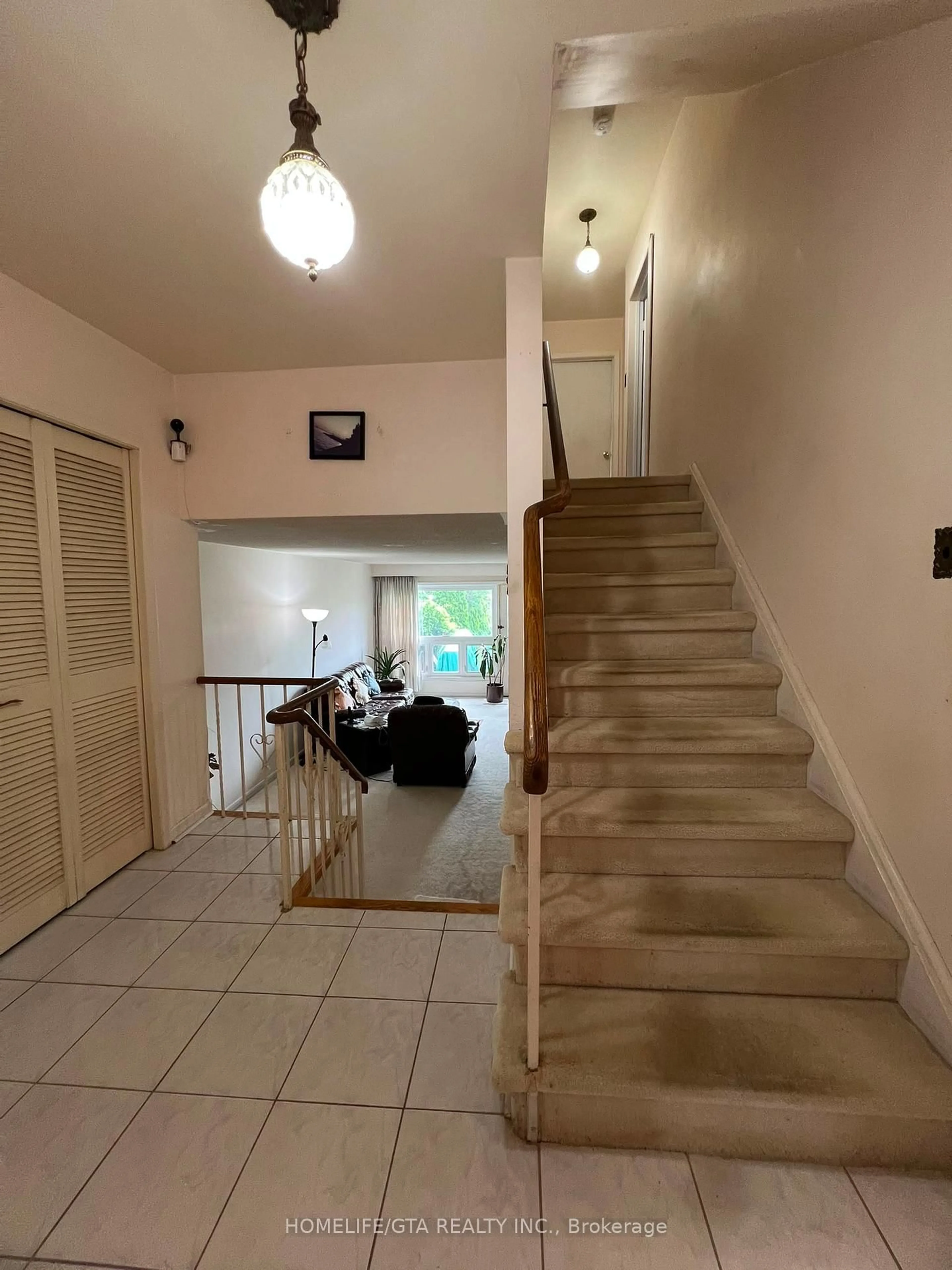 Indoor foyer for 70 Tanjoe Cres, Toronto Ontario M2M 1P7