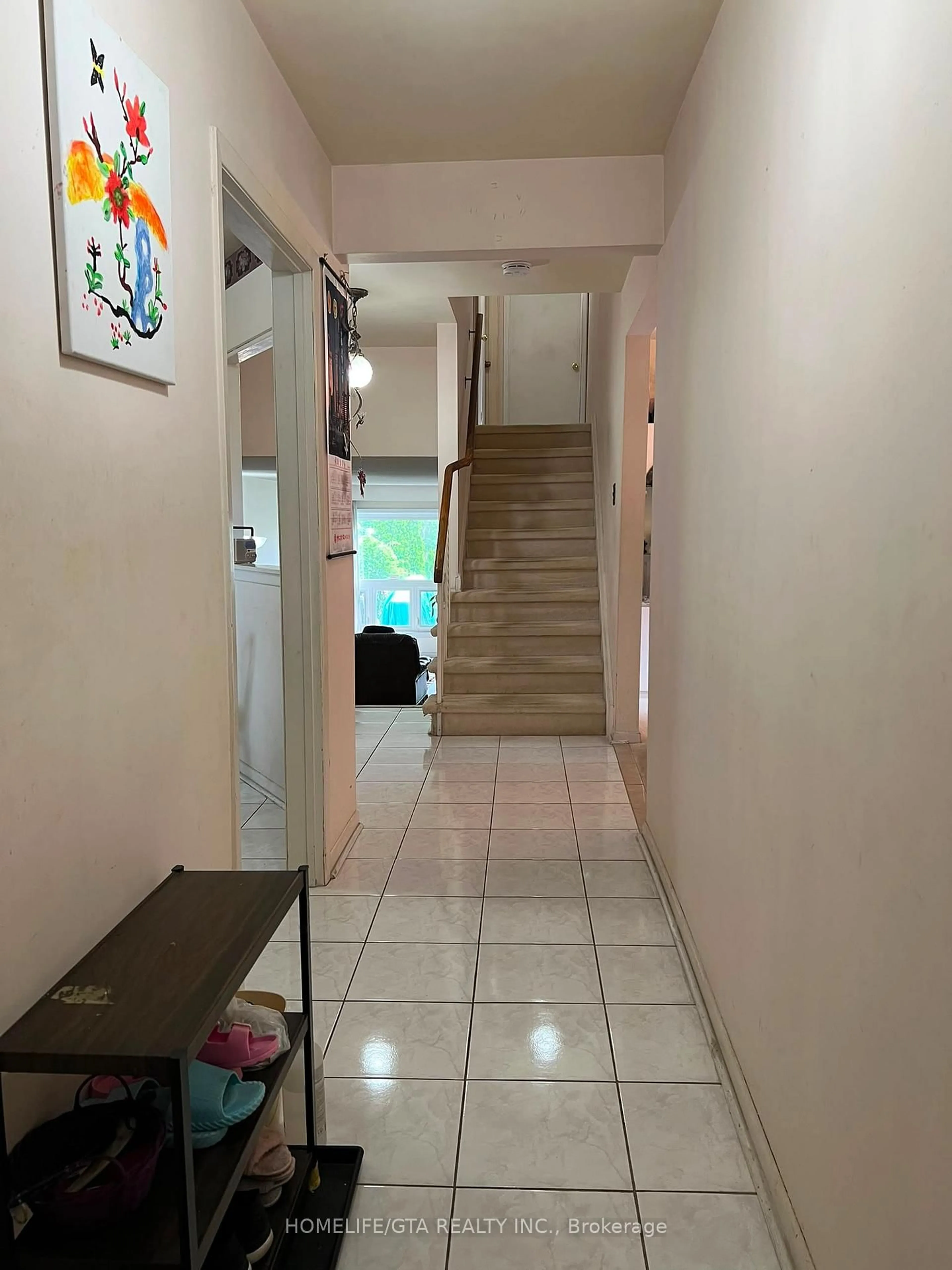 Indoor foyer for 70 Tanjoe Cres, Toronto Ontario M2M 1P7