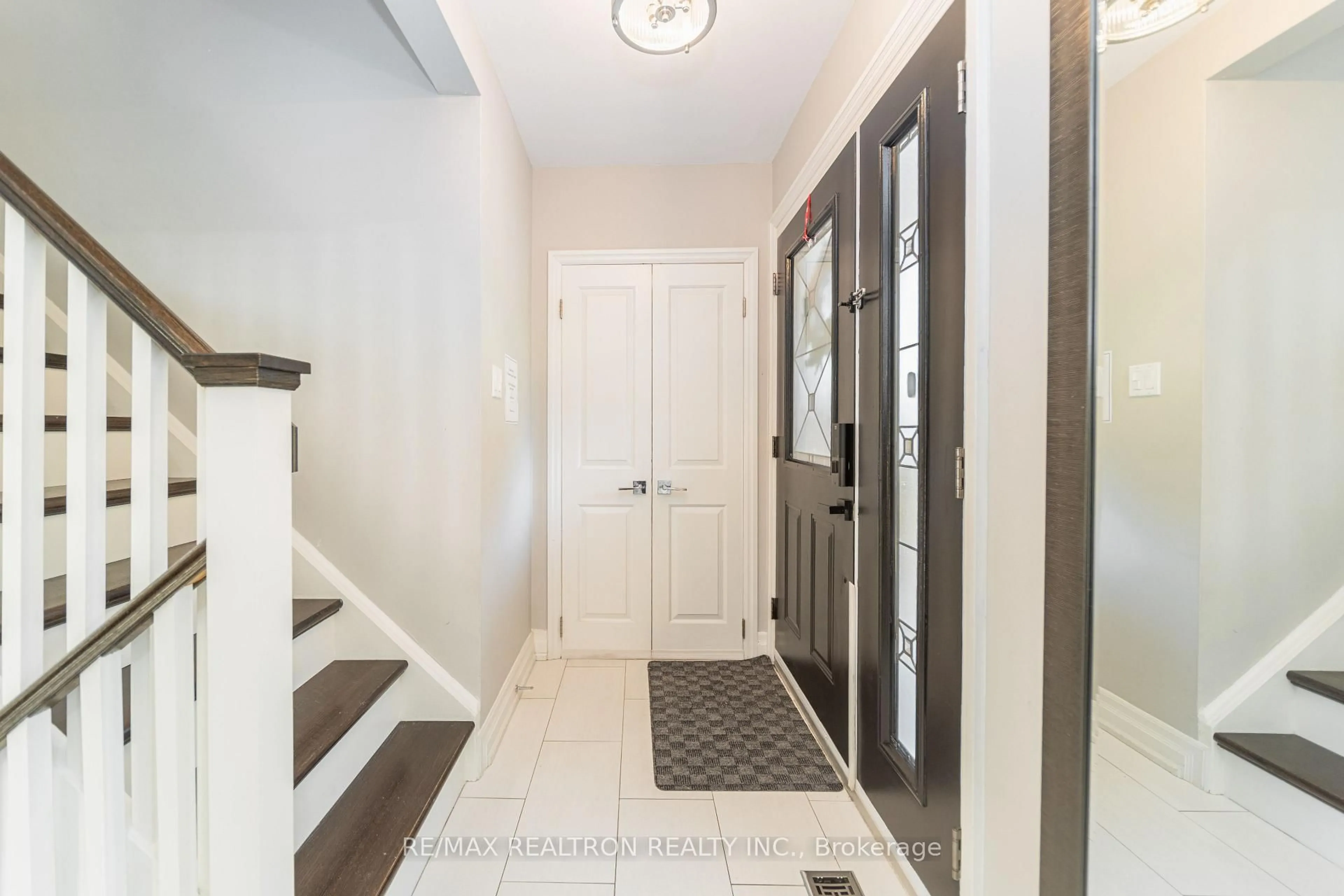 Indoor entryway for 2 Lynedock Cres, Toronto Ontario M3A 2A8