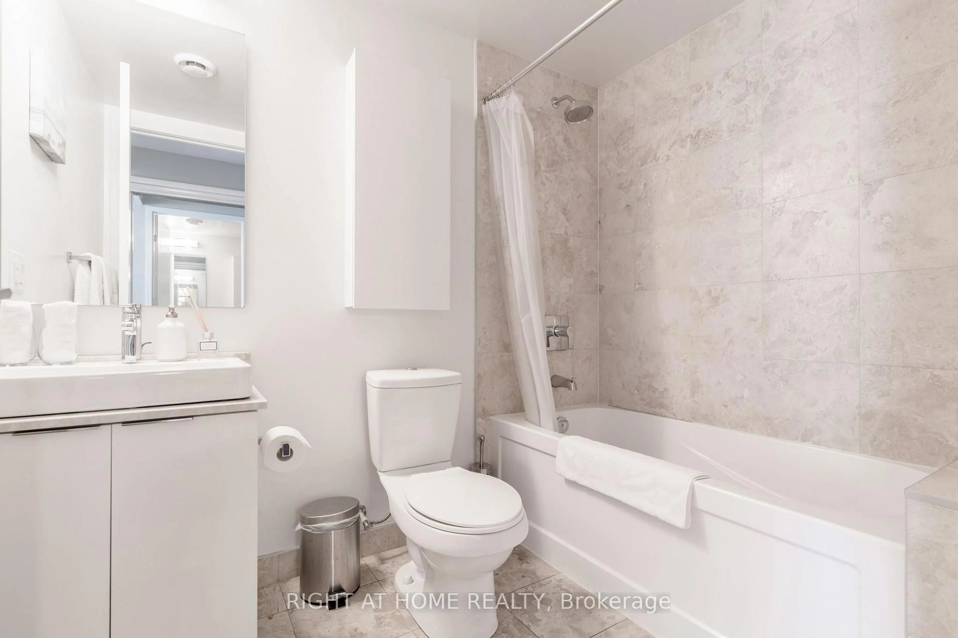Standard bathroom, unknown for 14 York St #5606, Toronto Ontario M5J 0B1