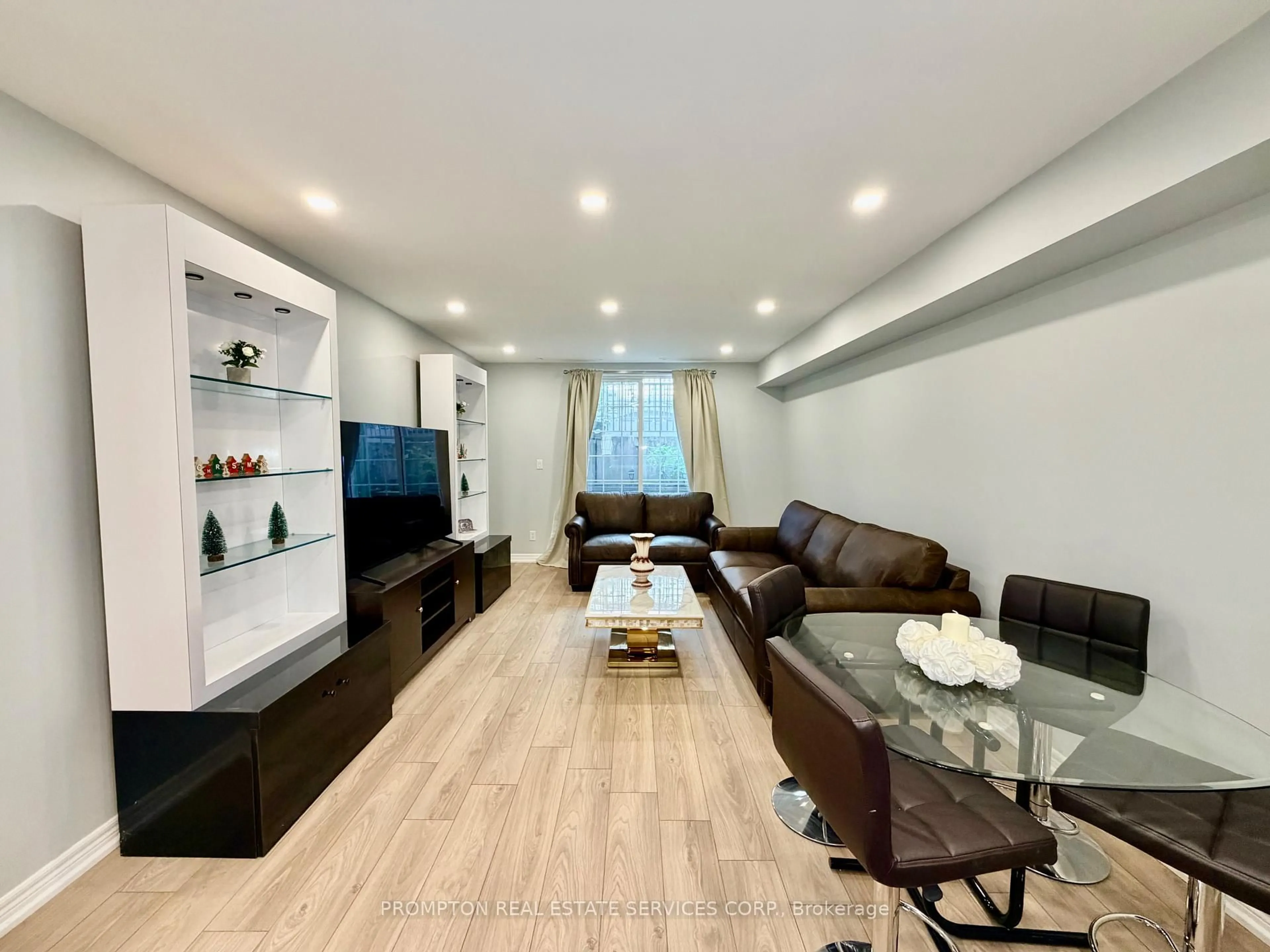 Living room with furniture, wood/laminate floor for 285 ANTIBES Dr #11, Toronto Ontario M2R 3X9