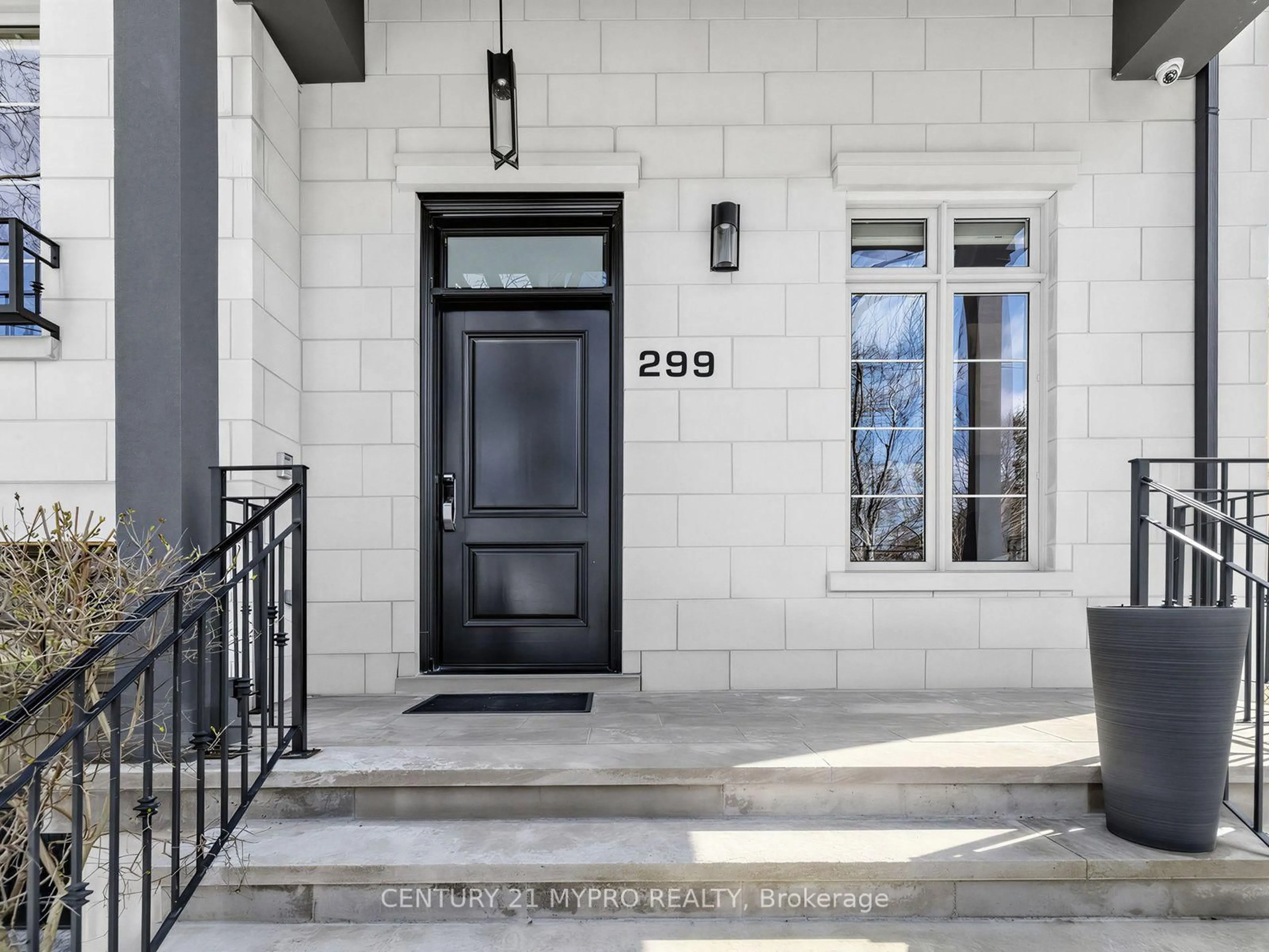 Indoor entryway for 299 Spring Garden Ave, Toronto Ontario M2N 3H2