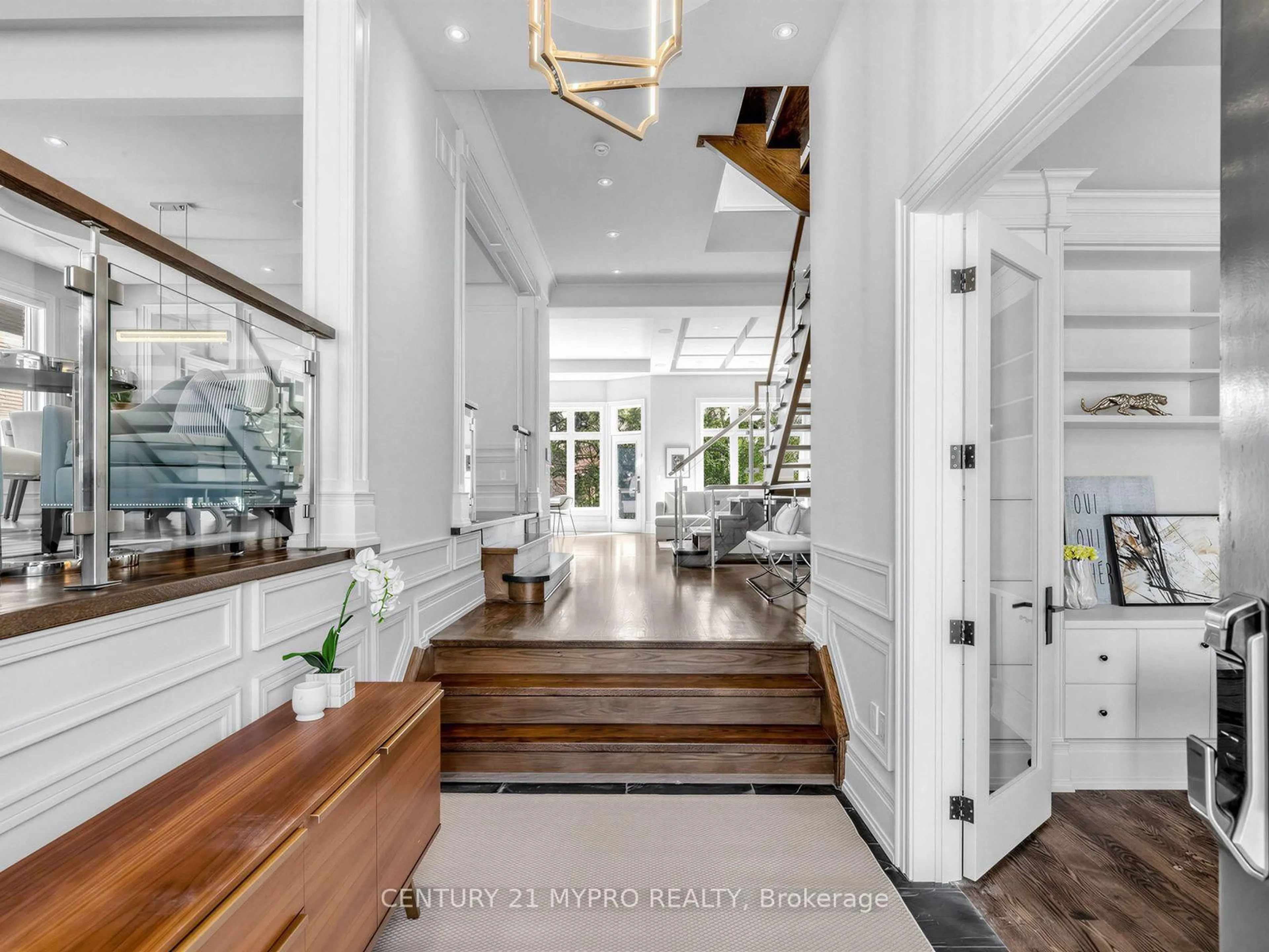 Indoor entryway for 299 Spring Garden Ave, Toronto Ontario M2N 3H2