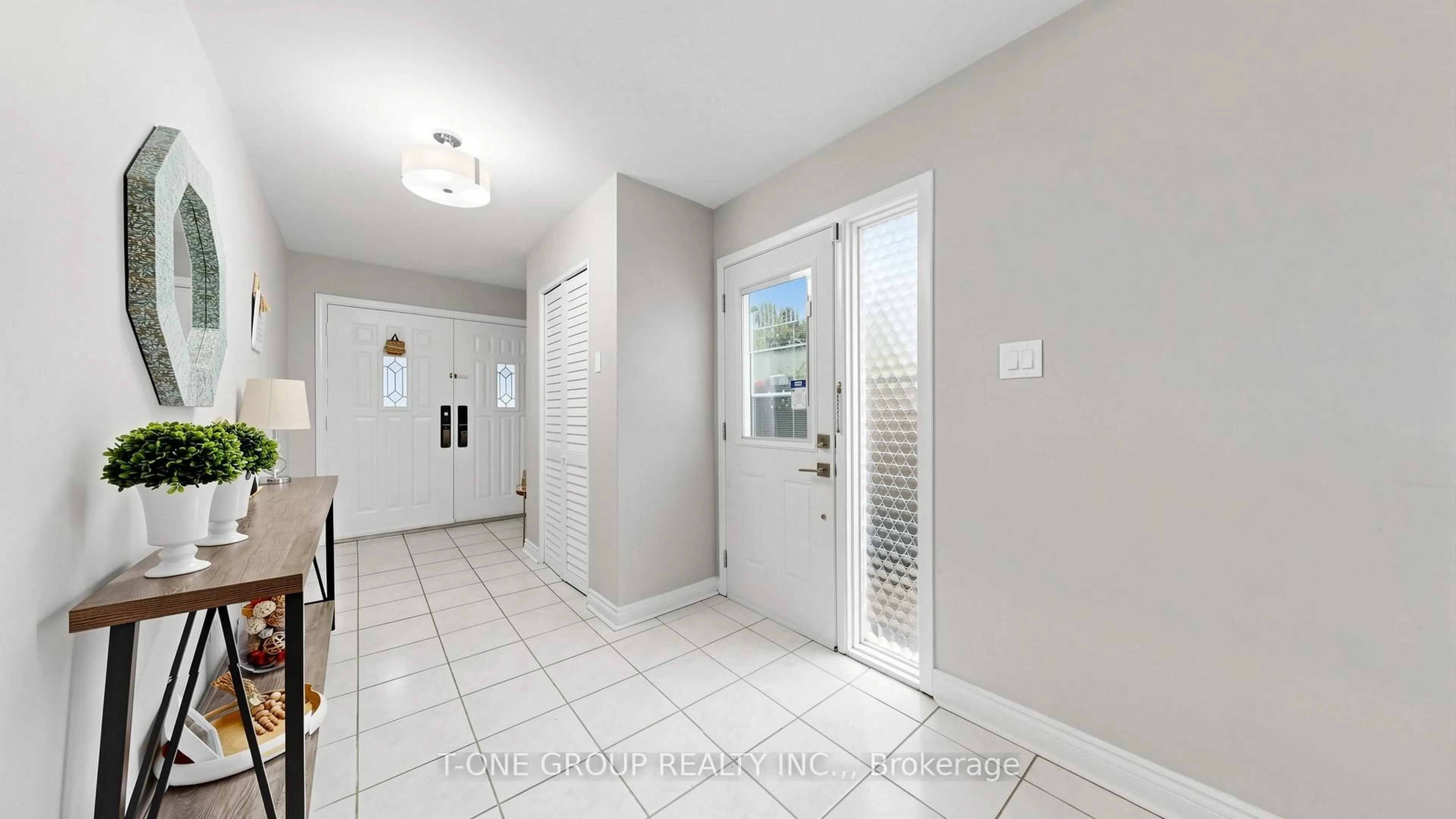 Indoor entryway for 41 Chipwood Cres, Toronto Ontario M2J 3X6