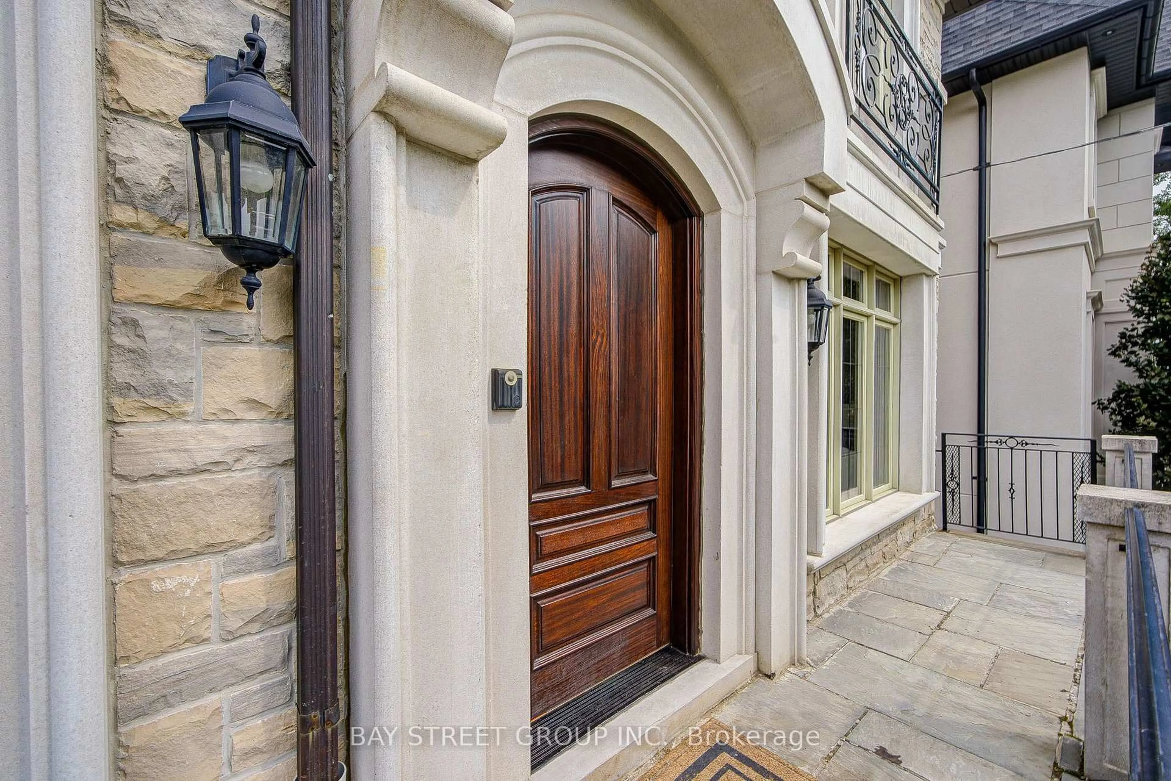 Indoor entryway for 500 Deloraine Ave, Toronto Ontario M5M 2B8
