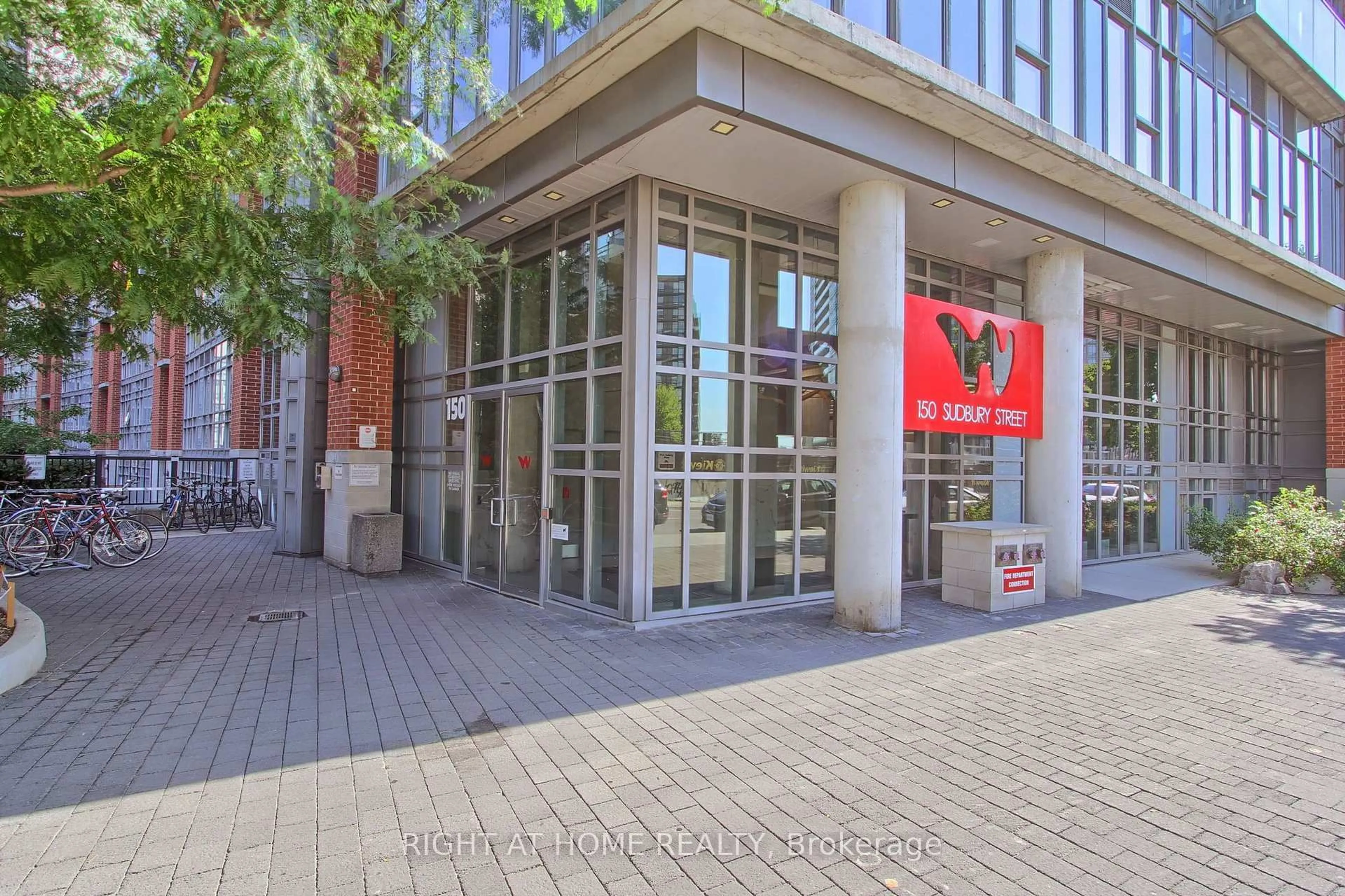 Indoor foyer for 150 Sudbury St #610, Toronto Ontario M6J 3S8