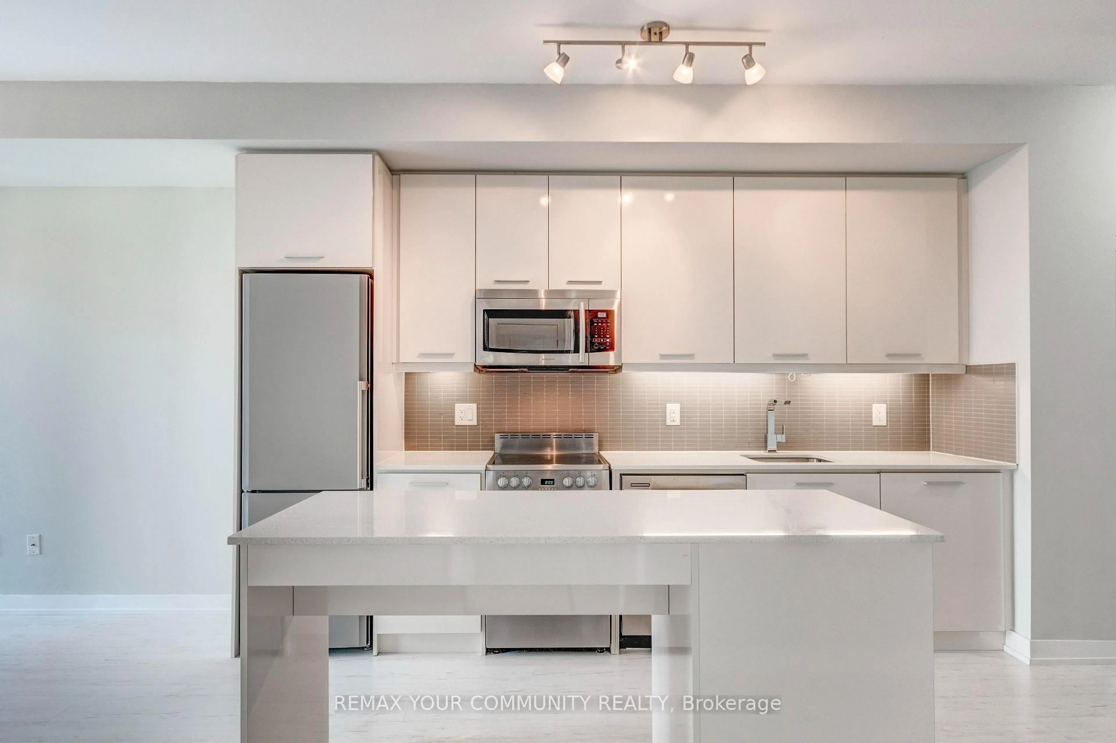 Open concept kitchen, ceramic/tile floor for 105 George St #501, Toronto Ontario M5A 2N4