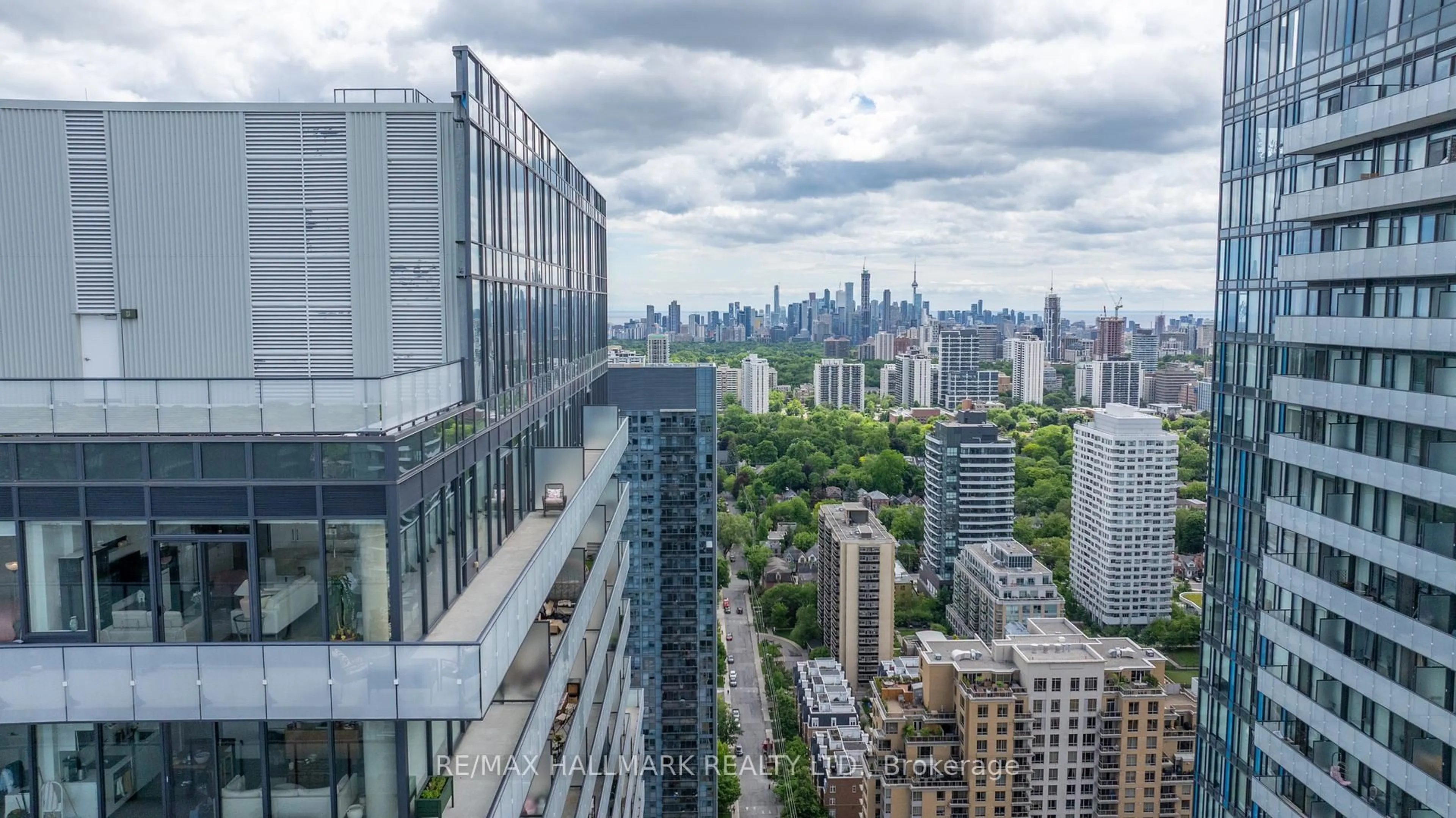 Balcony in the apartment, city buildings view from balcony for 185 Roehampton Ave #PH2, Toronto Ontario M4P 0C6