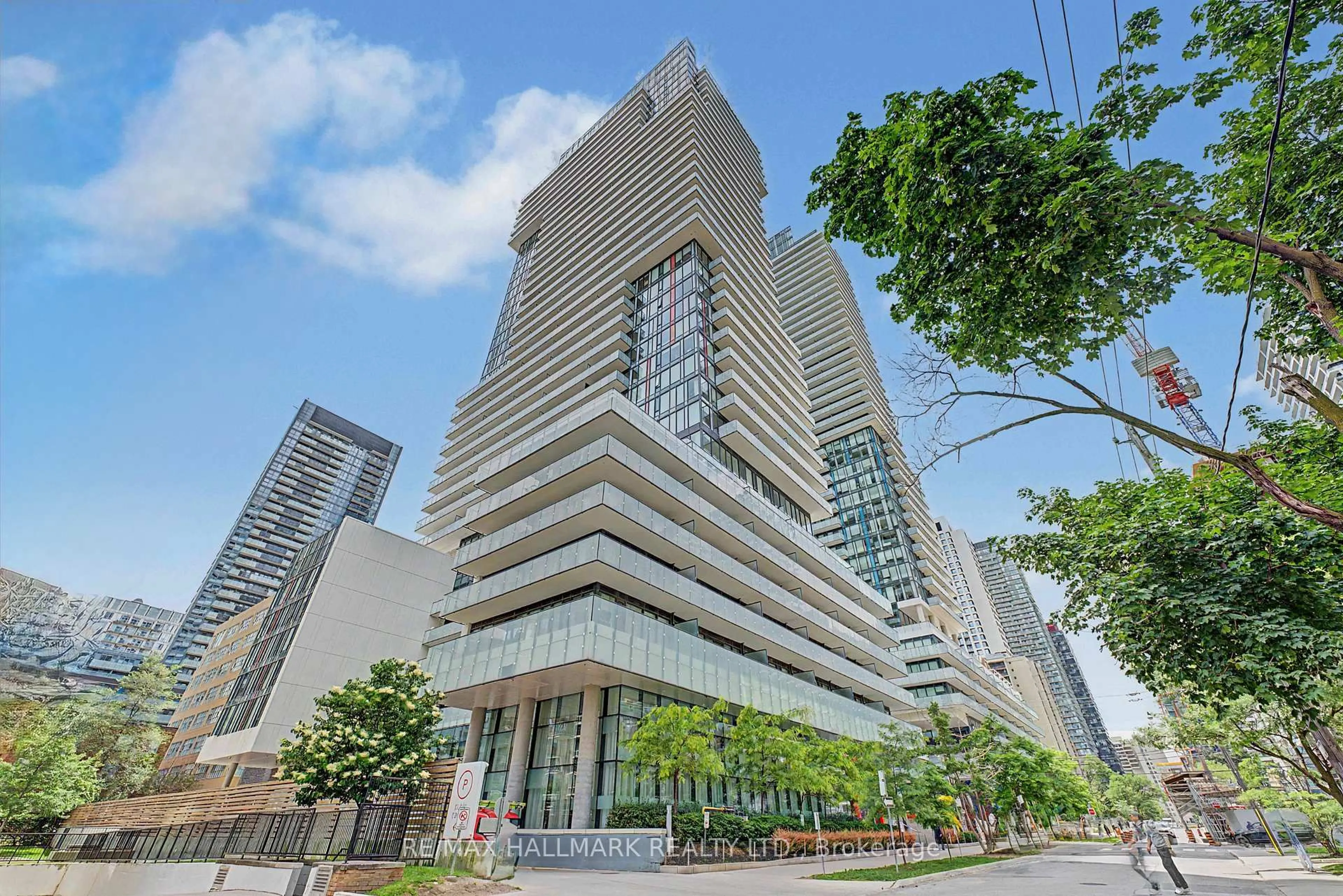 Indoor foyer for 185 Roehampton Ave #PH2, Toronto Ontario M4P 0C6