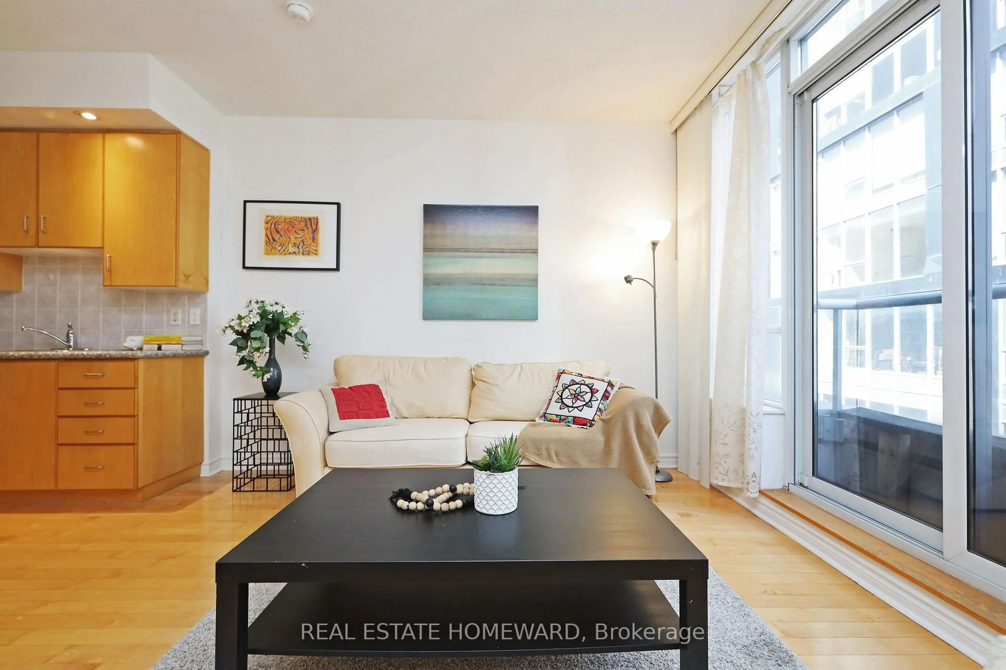 Living room with furniture, wood/laminate floor for 250 Wellington St #PH31, Toronto Ontario M5V 3P6