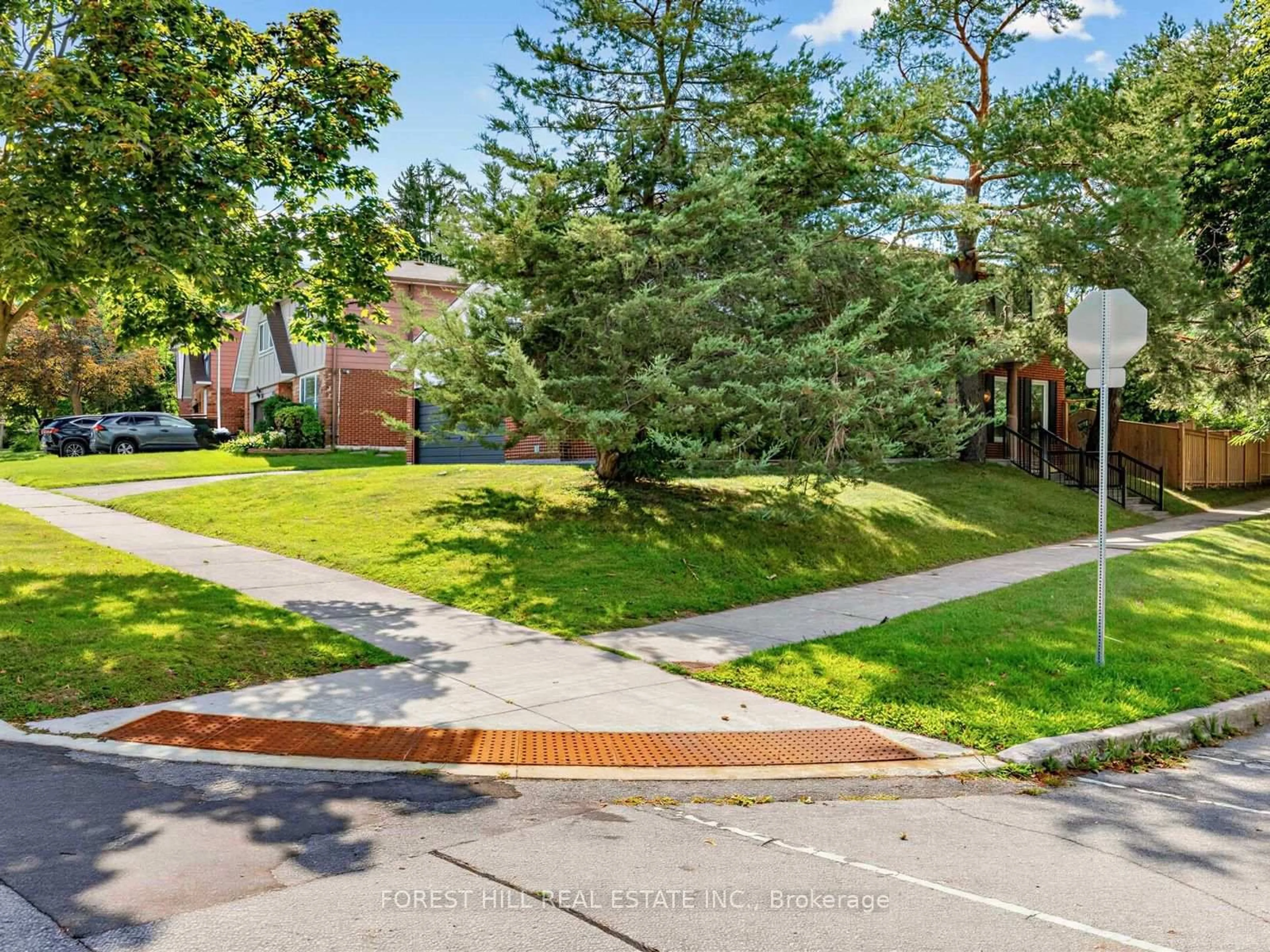 A pic from outside/outdoor area/front of a property/back of a property/a pic from drone, street for 1 Ames Circ, Toronto Ontario M3B 3B9