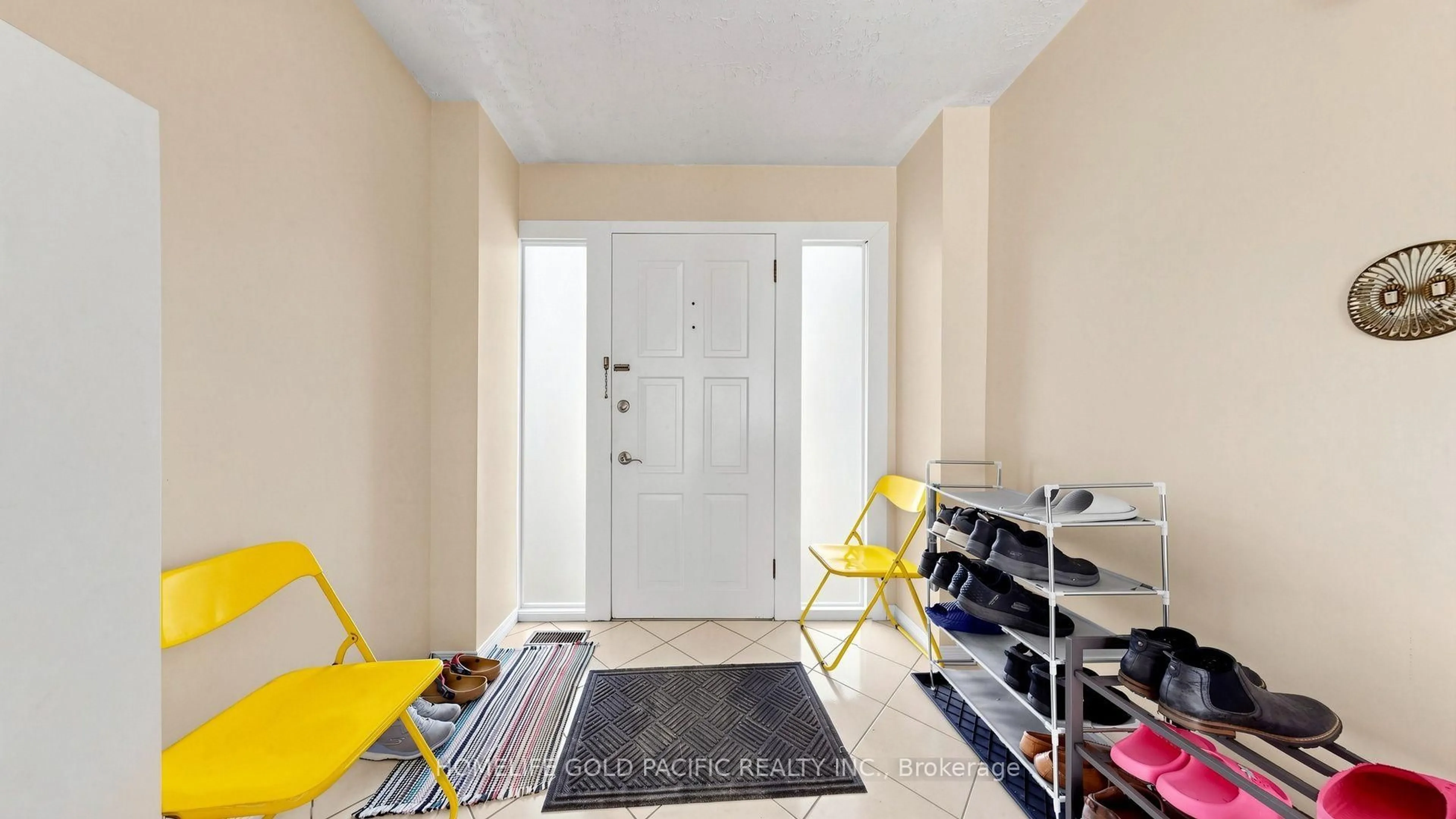 Indoor entryway for 17 Chipwood Cres, Toronto Ontario M2J 3X6