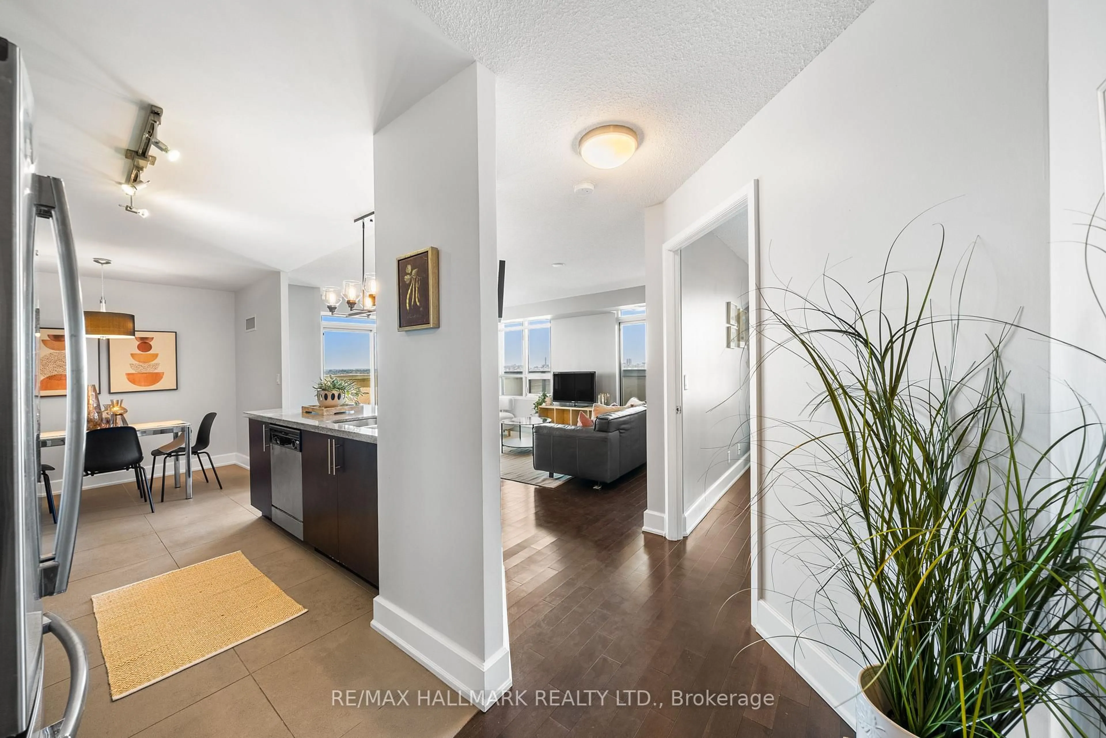 Indoor entryway for 676 Sheppard Ave #708, Toronto Ontario M2K 3E7