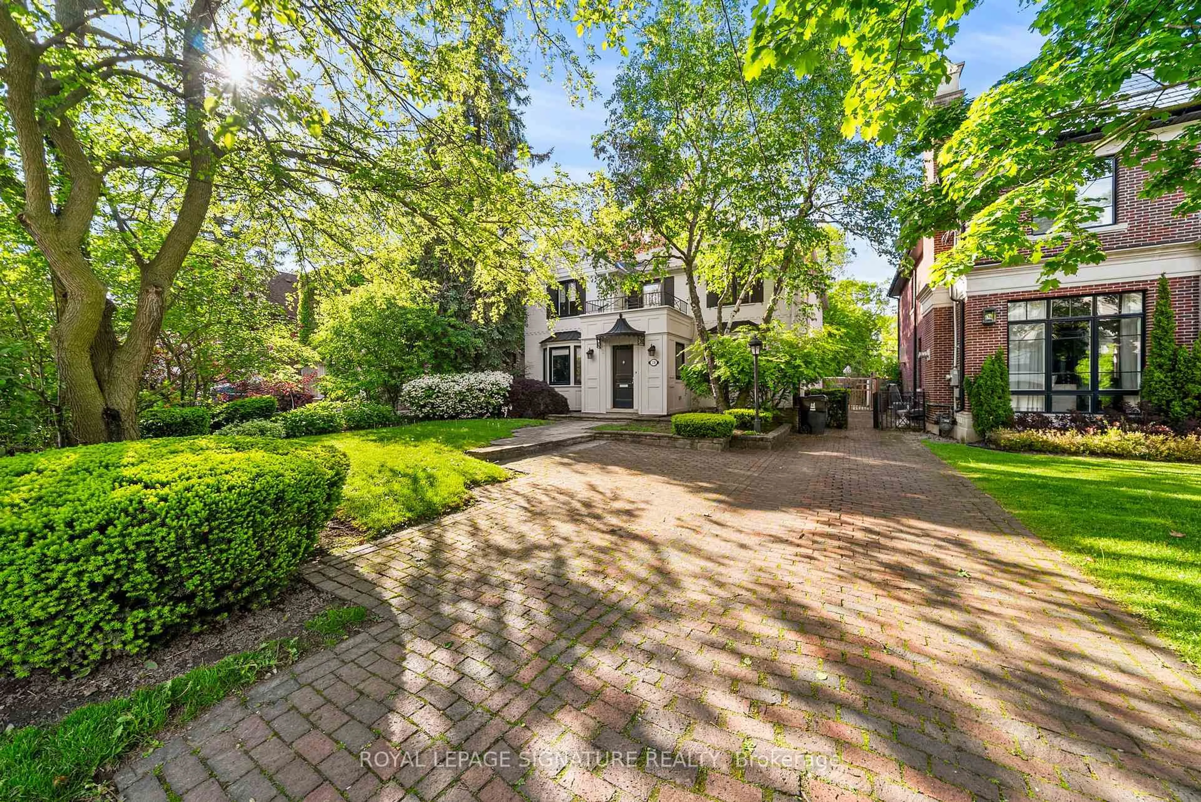 A pic from outside/outdoor area/front of a property/back of a property/a pic from drone, street for 230 Strathallan Wood, Toronto Ontario M5N 1T4