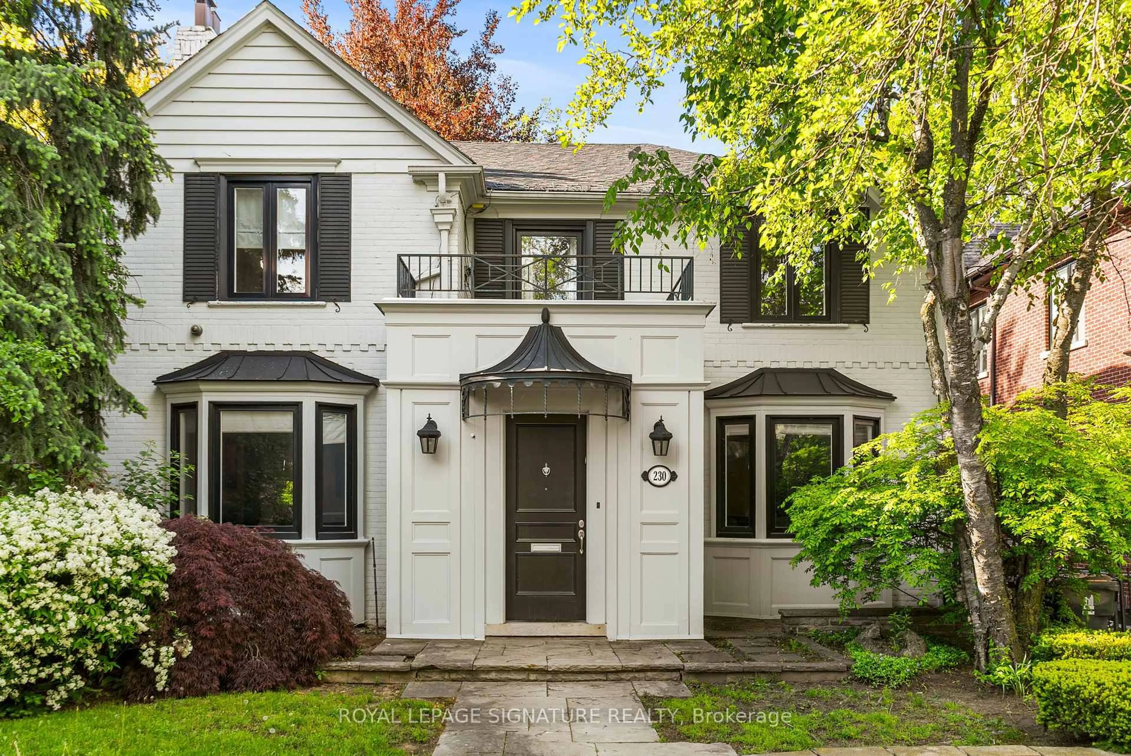 Home with vinyl exterior material, street for 230 Strathallan Wood, Toronto Ontario M5N 1T4