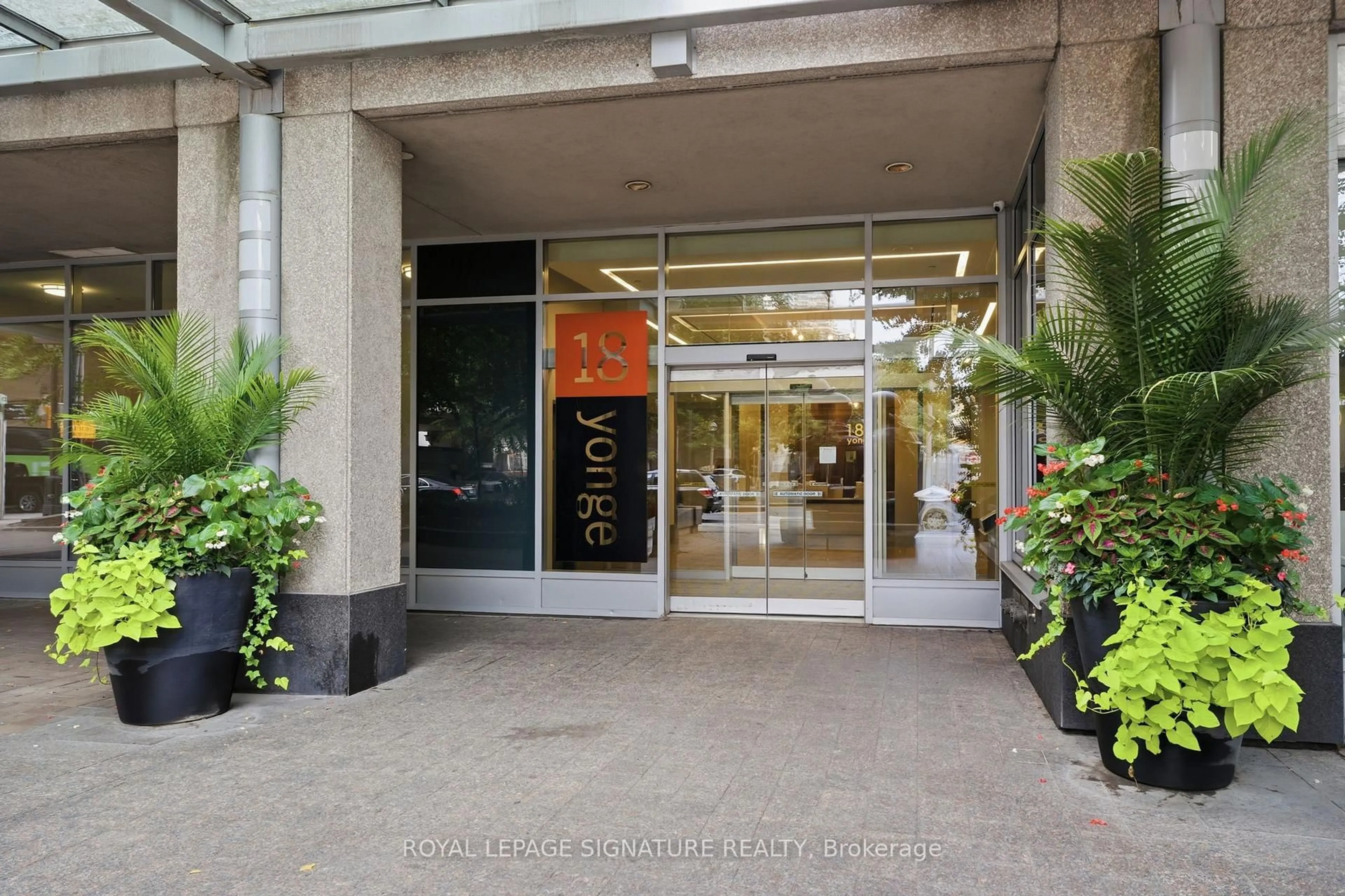 Indoor foyer for 18 Yonge St #2011, Toronto Ontario M5E 1Z8
