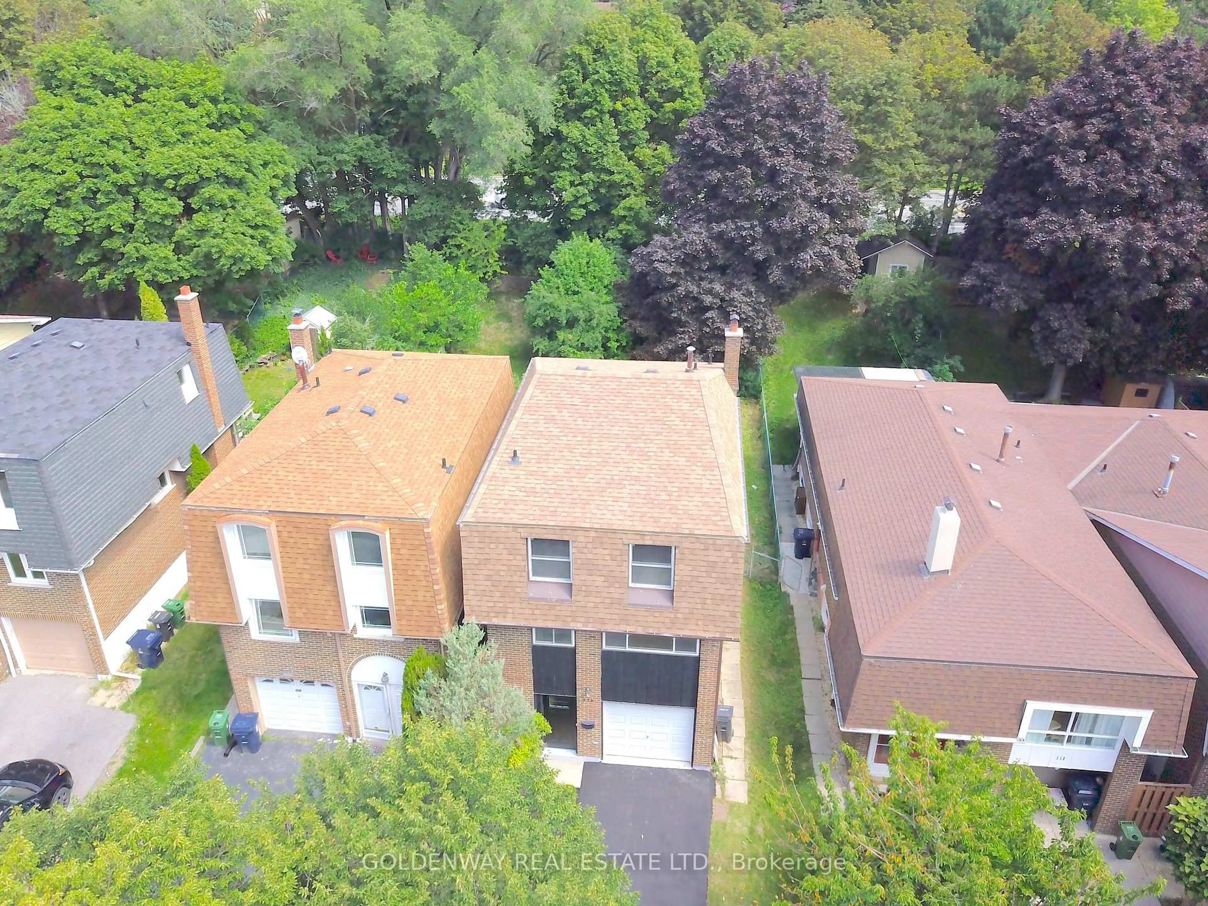 A pic from outside/outdoor area/front of a property/back of a property/a pic from drone, street for 114 Loganberry Cres, Toronto Ontario M2H 3H1