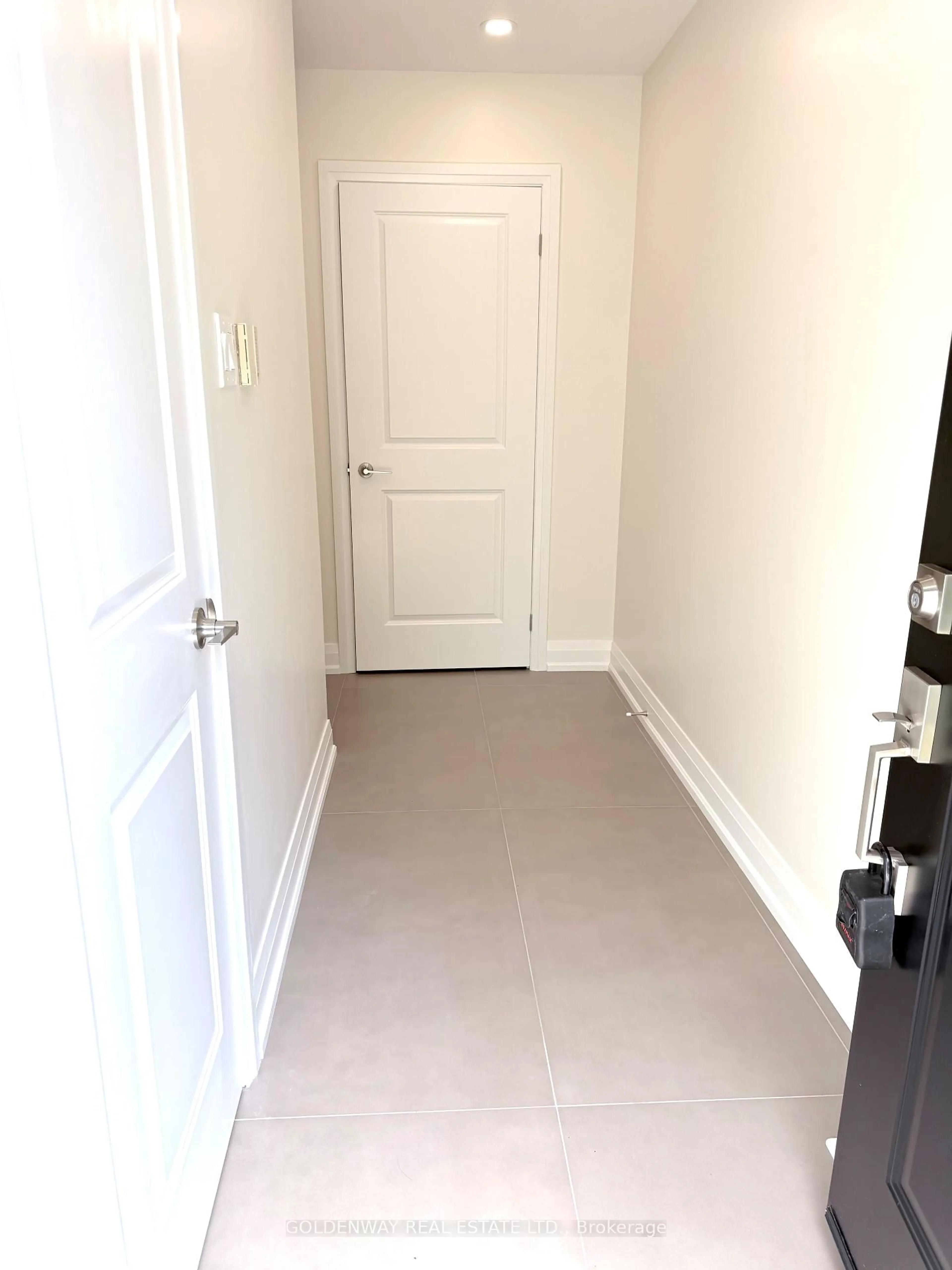 Indoor entryway for 114 Loganberry Cres, Toronto Ontario M2H 3H1