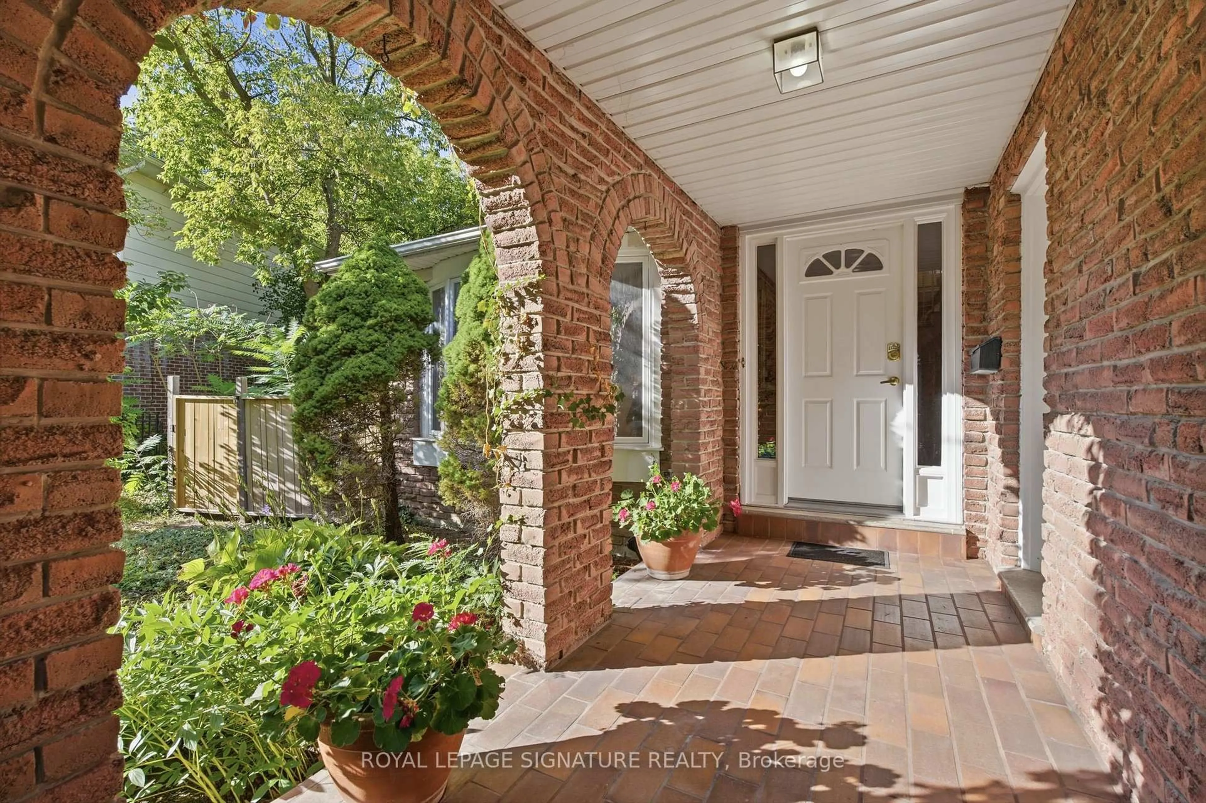 Indoor entryway for 20 Wellesbourne Cres, Toronto Ontario M2H 1Y7