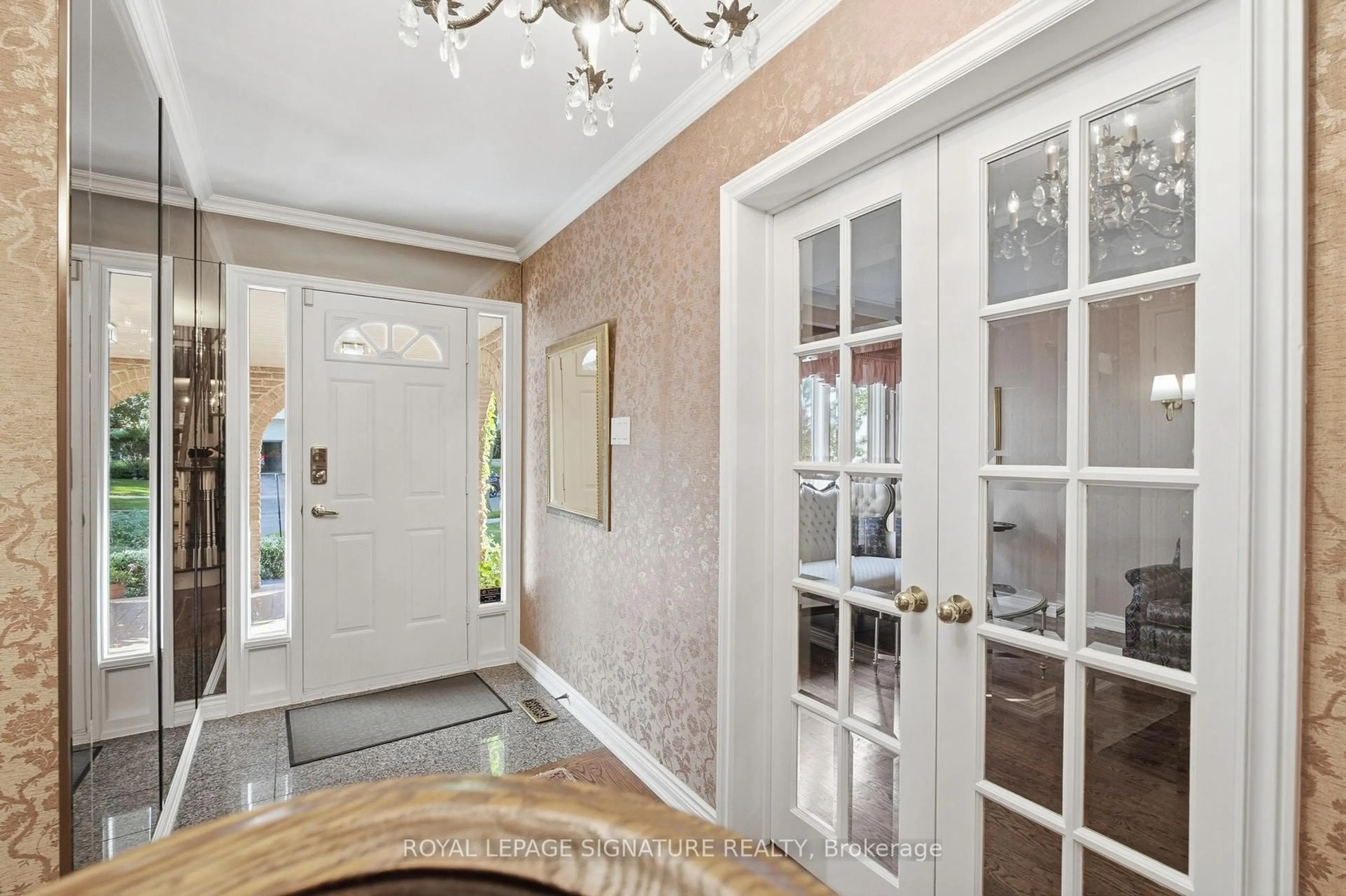 Indoor entryway for 20 Wellesbourne Cres, Toronto Ontario M2H 1Y7