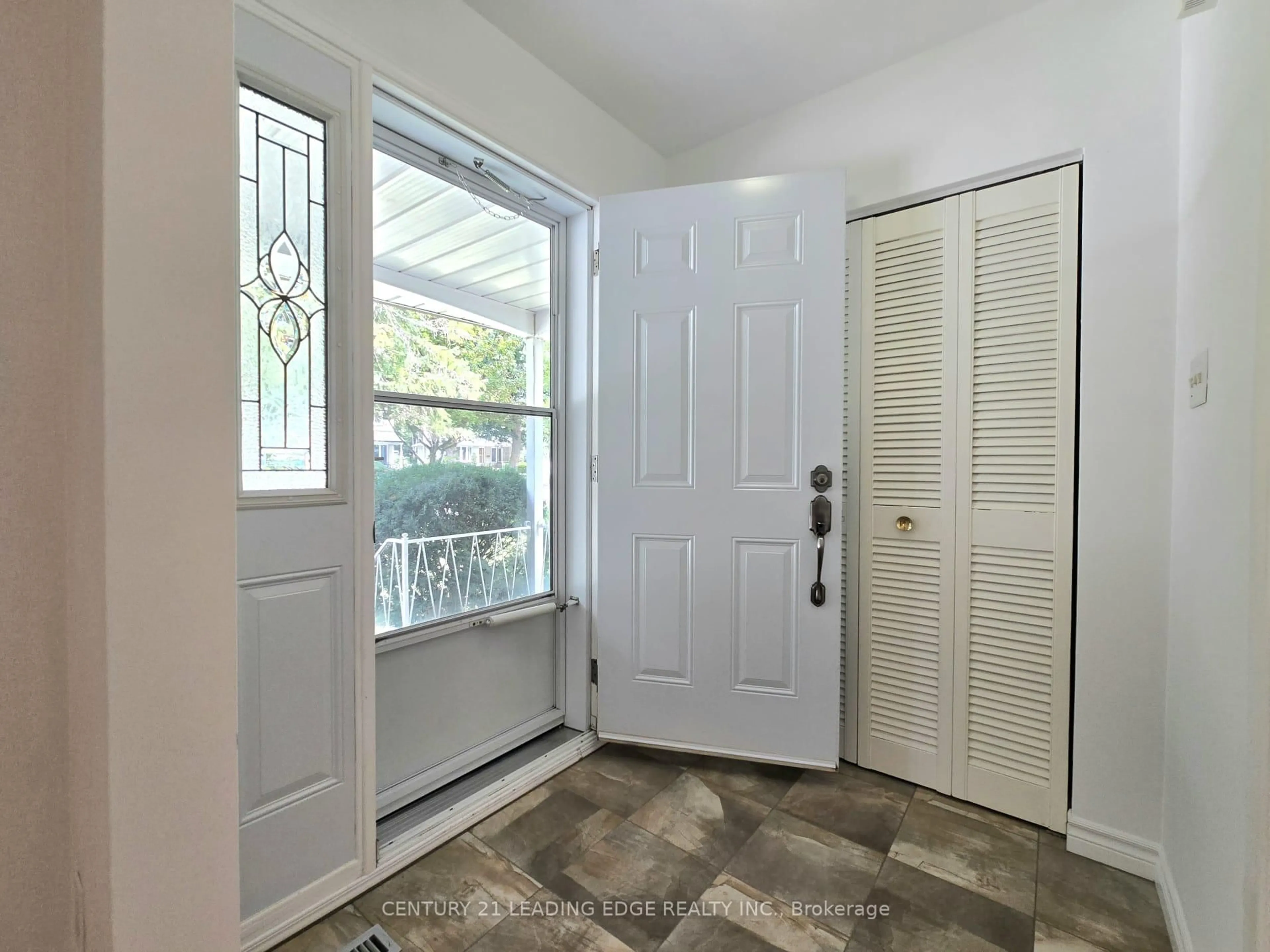 Indoor entryway for 46 Adamede Cres, Toronto Ontario M2H 1B7