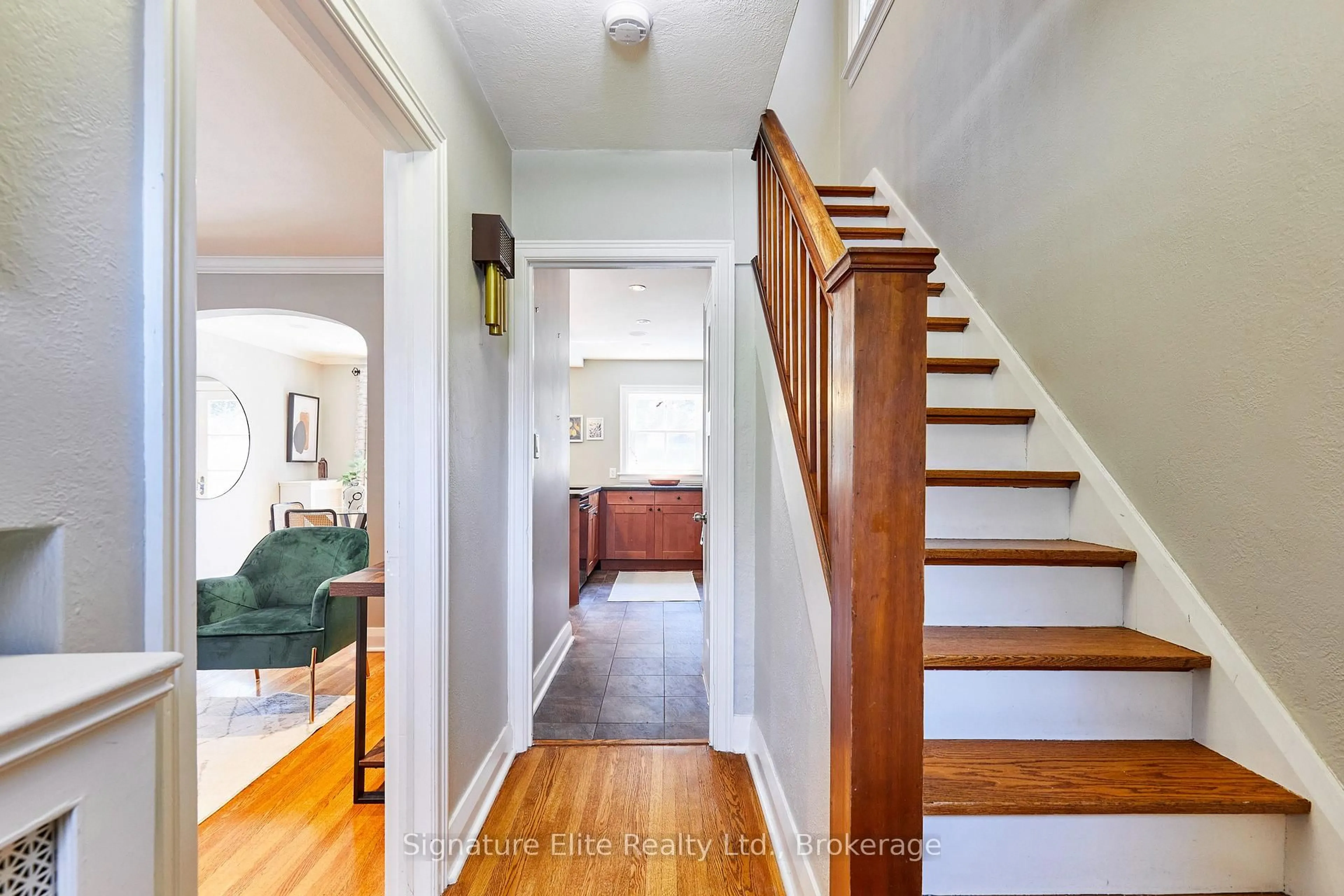 Indoor entryway for 153 Parkhurst Blvd, Toronto Ontario M4G 2E8