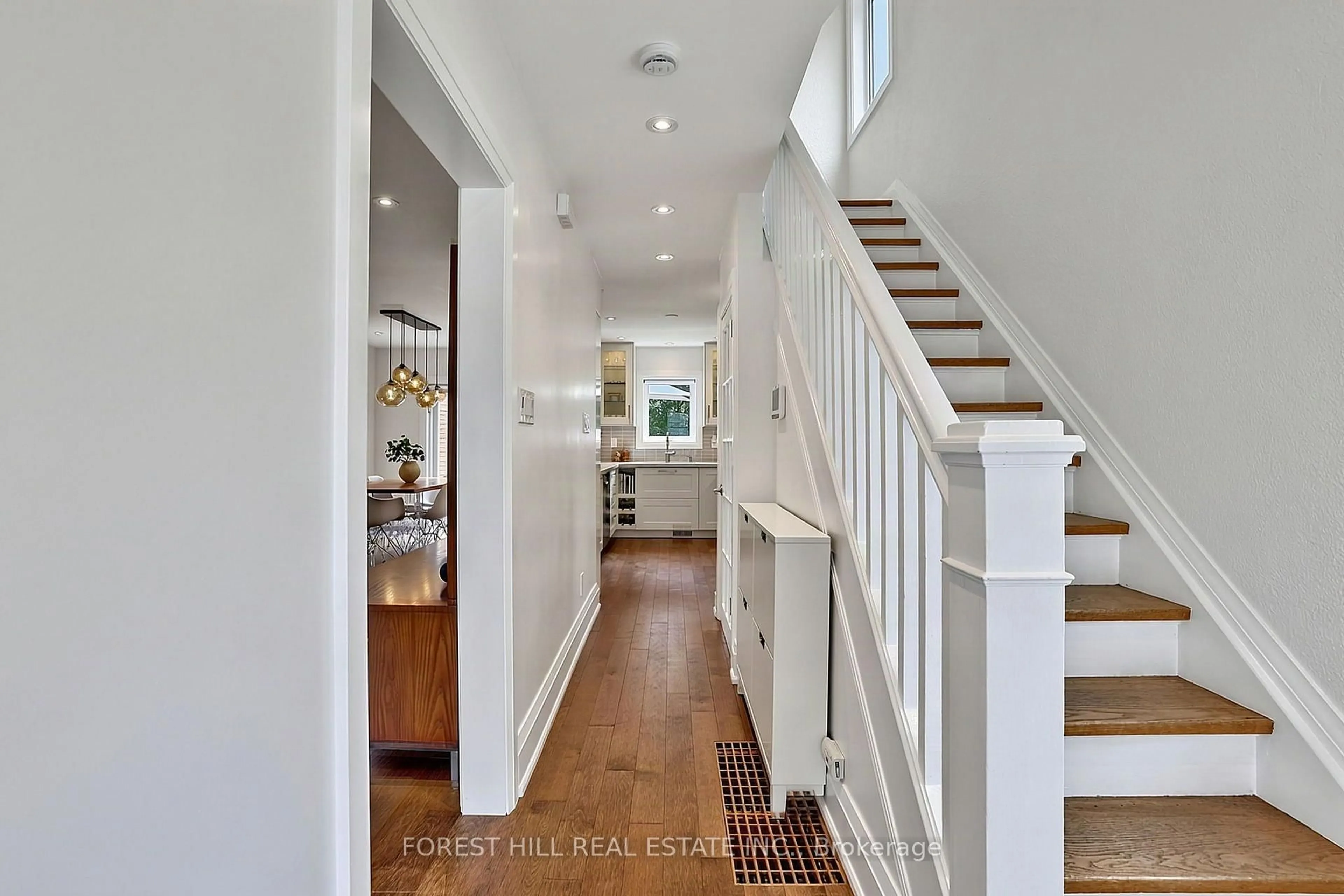 Indoor entryway for 87 Thursfield Cres, Toronto Ontario M4G 2N4