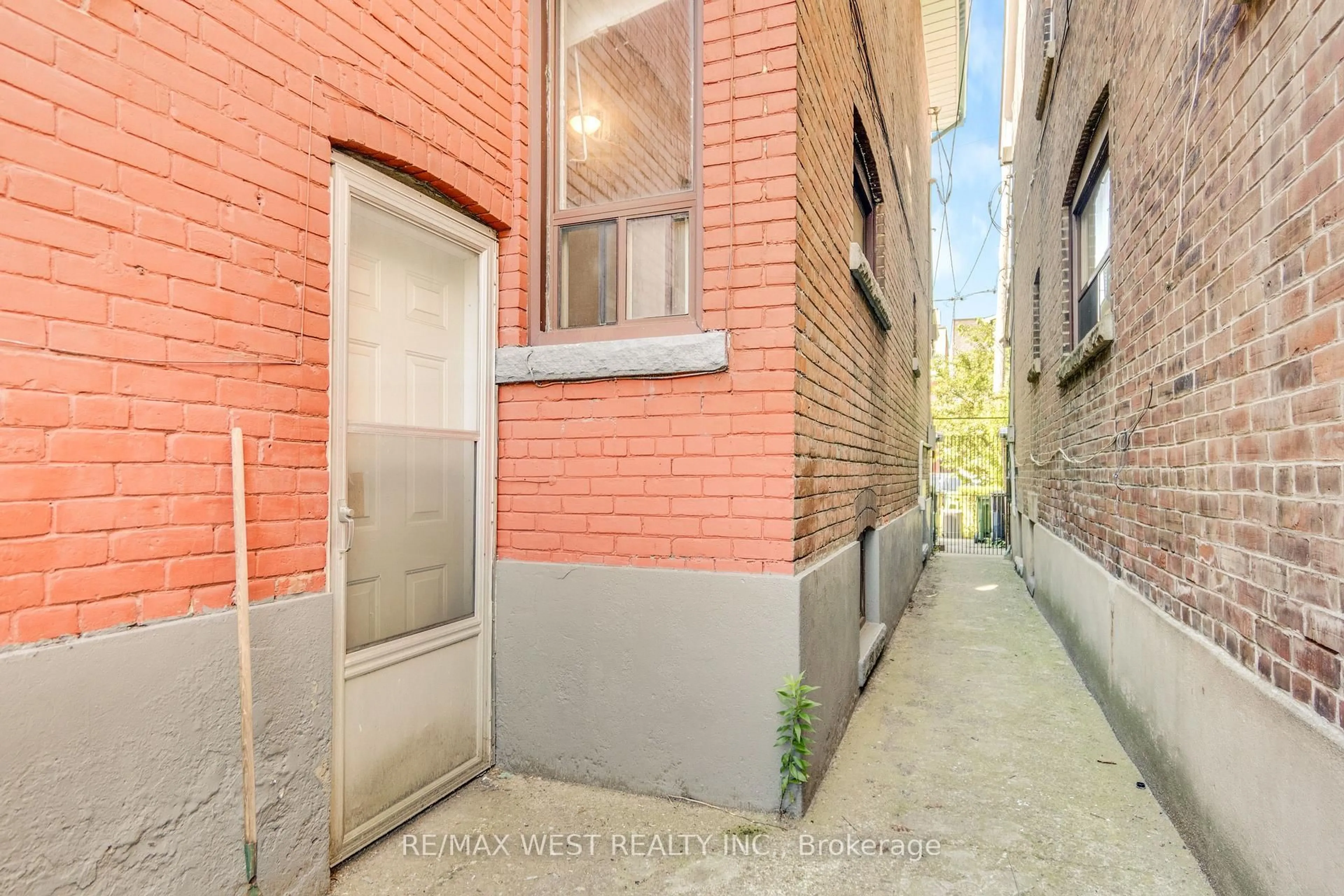 Unknown for 649 Crawford St, Toronto Ontario M6G 3K1