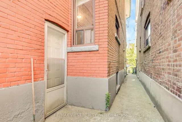 649 Crawford St, Toronto 3