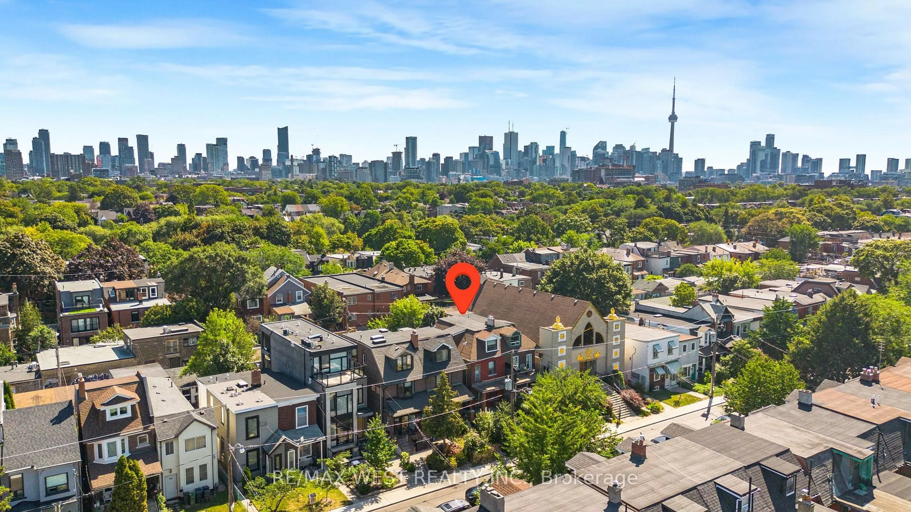 A pic from outside/outdoor area/front of a property/back of a property/a pic from drone, city buildings view from balcony for 649 Crawford St, Toronto Ontario M6G 3K1