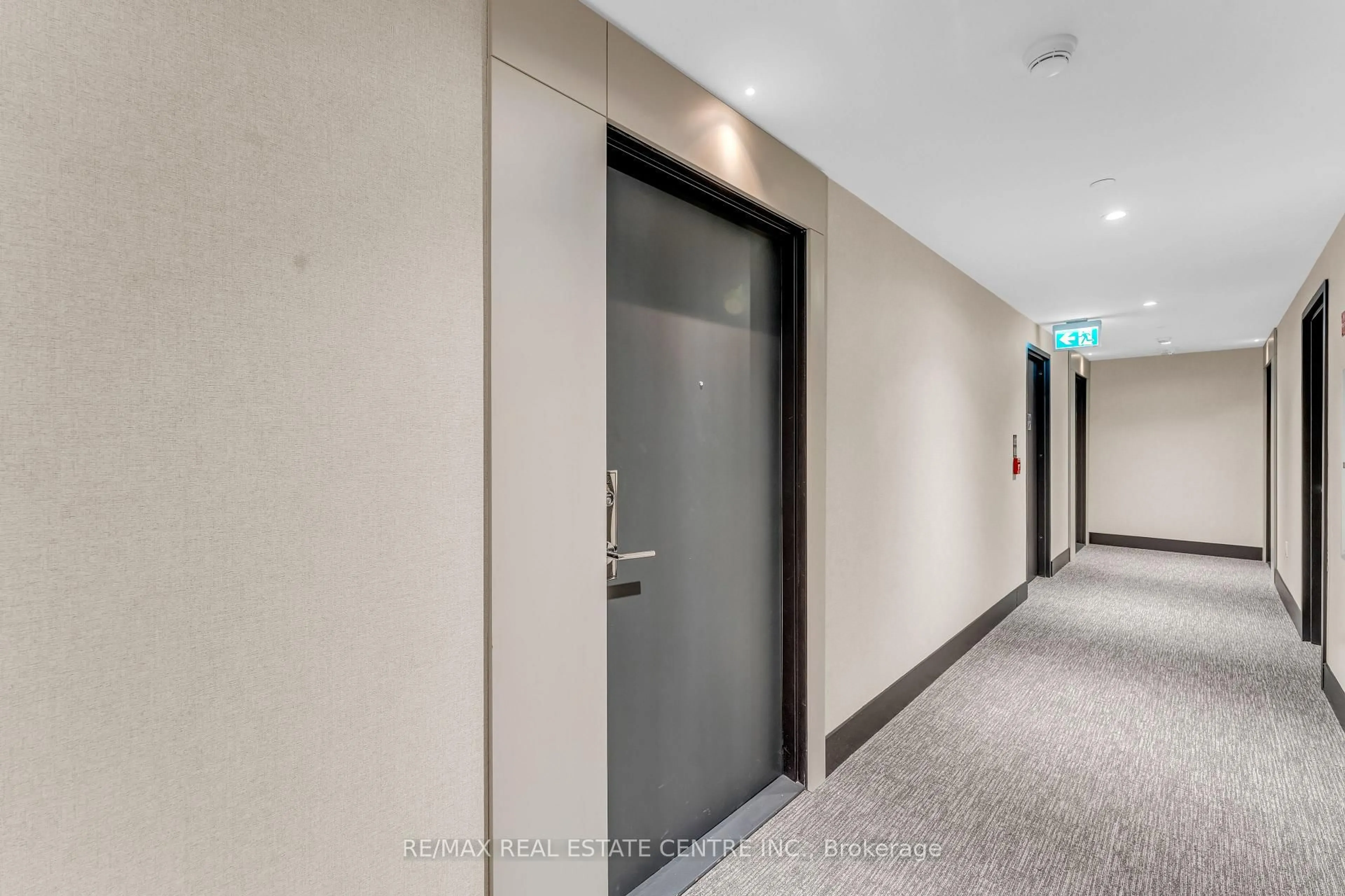 Indoor foyer for 250 Lawrence Ave #422, Toronto Ontario M5M 1B2