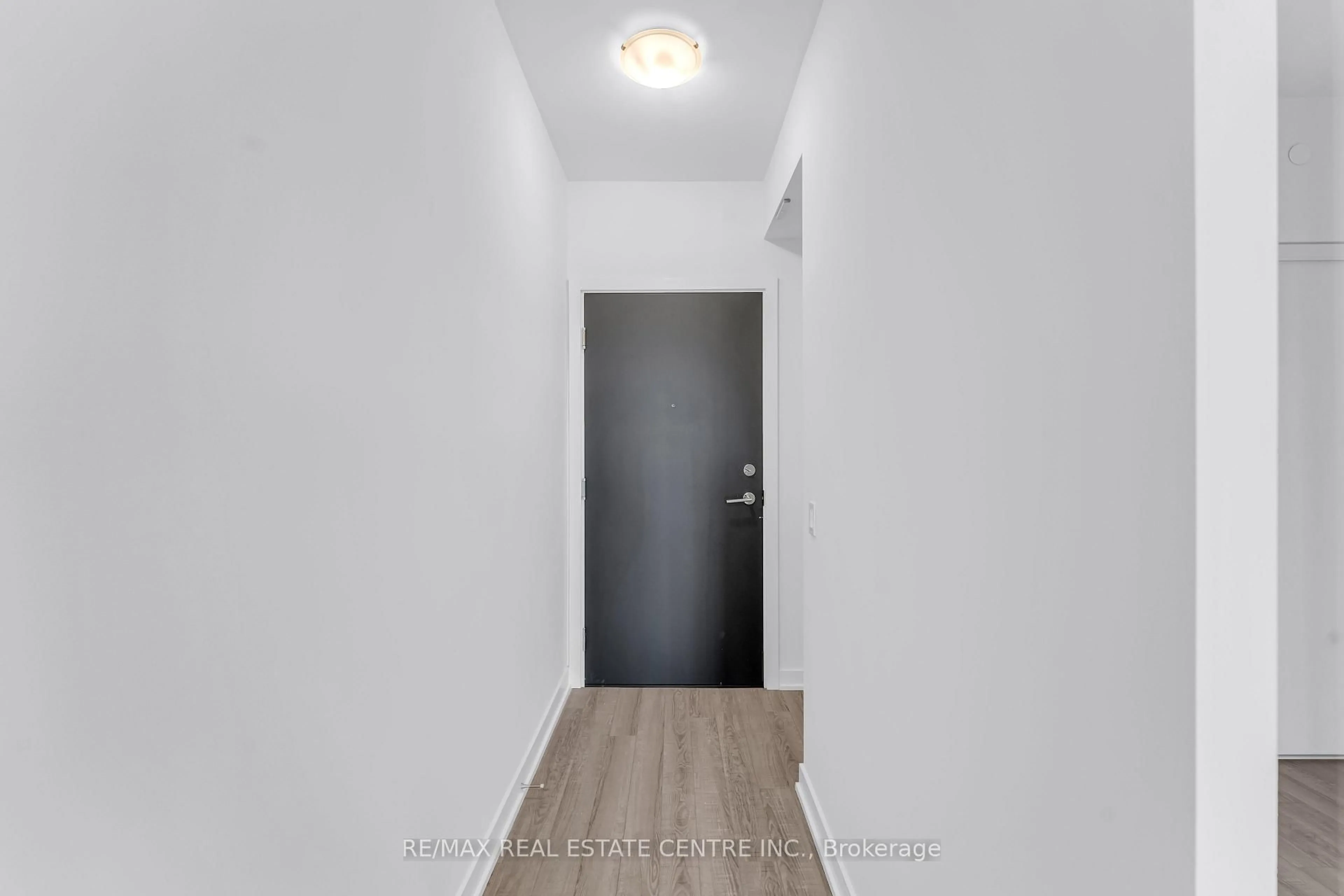 Indoor entryway for 250 Lawrence Ave #422, Toronto Ontario M5M 1B2
