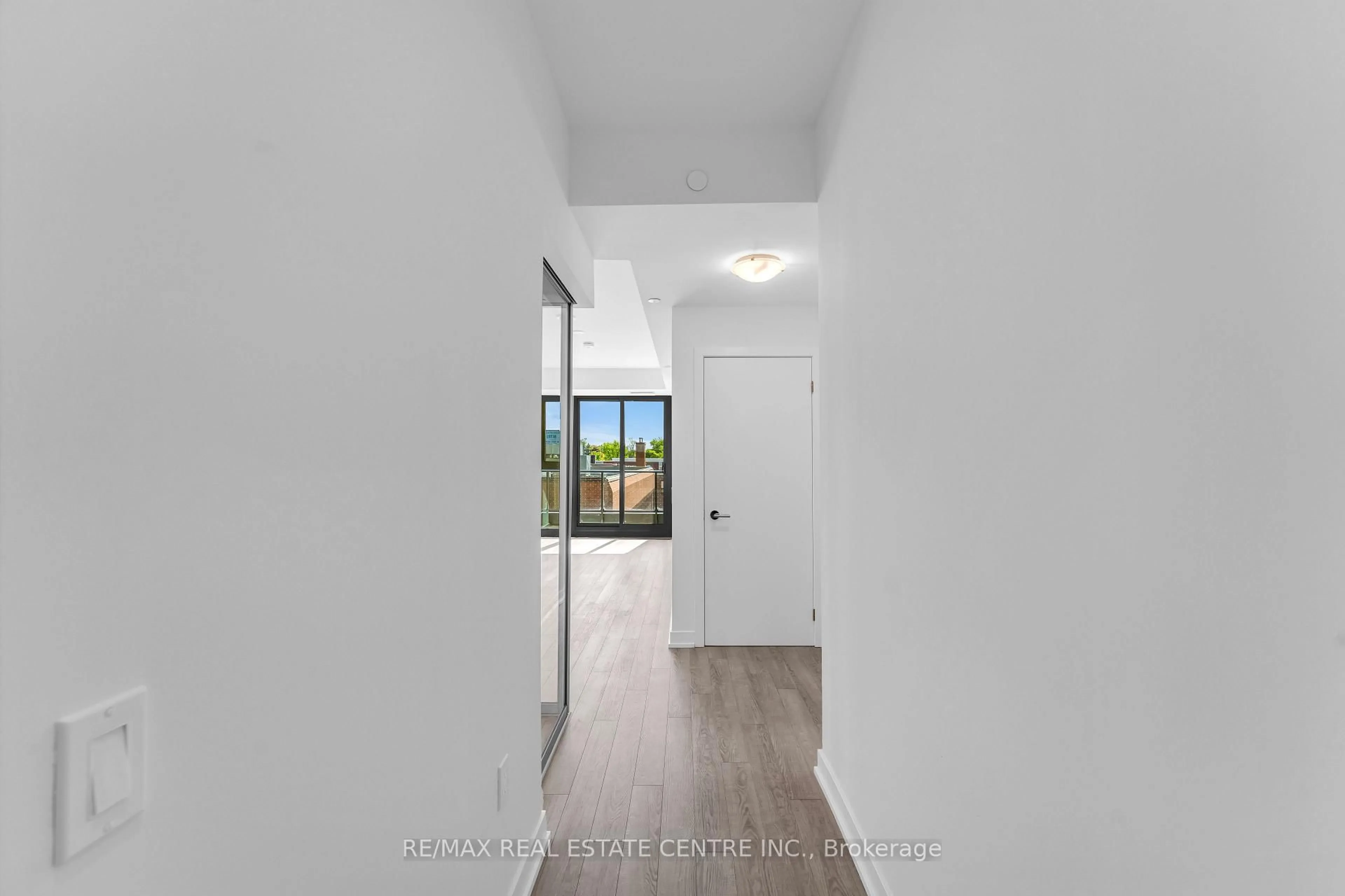 Indoor entryway for 250 Lawrence Ave #422, Toronto Ontario M5M 1B2
