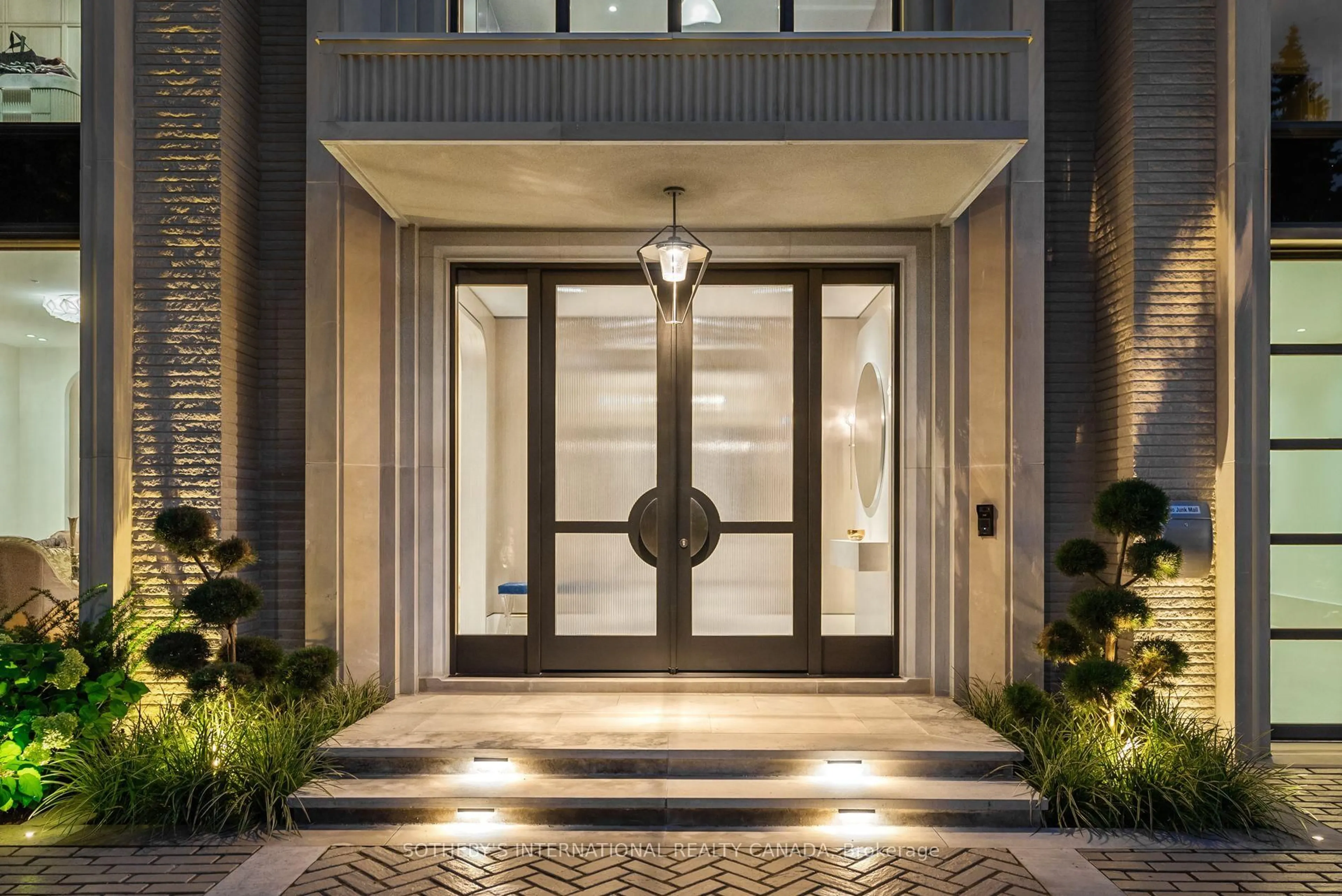 Indoor entryway for 84 Old Forest Hill Rd, Toronto Ontario M5P 2R5