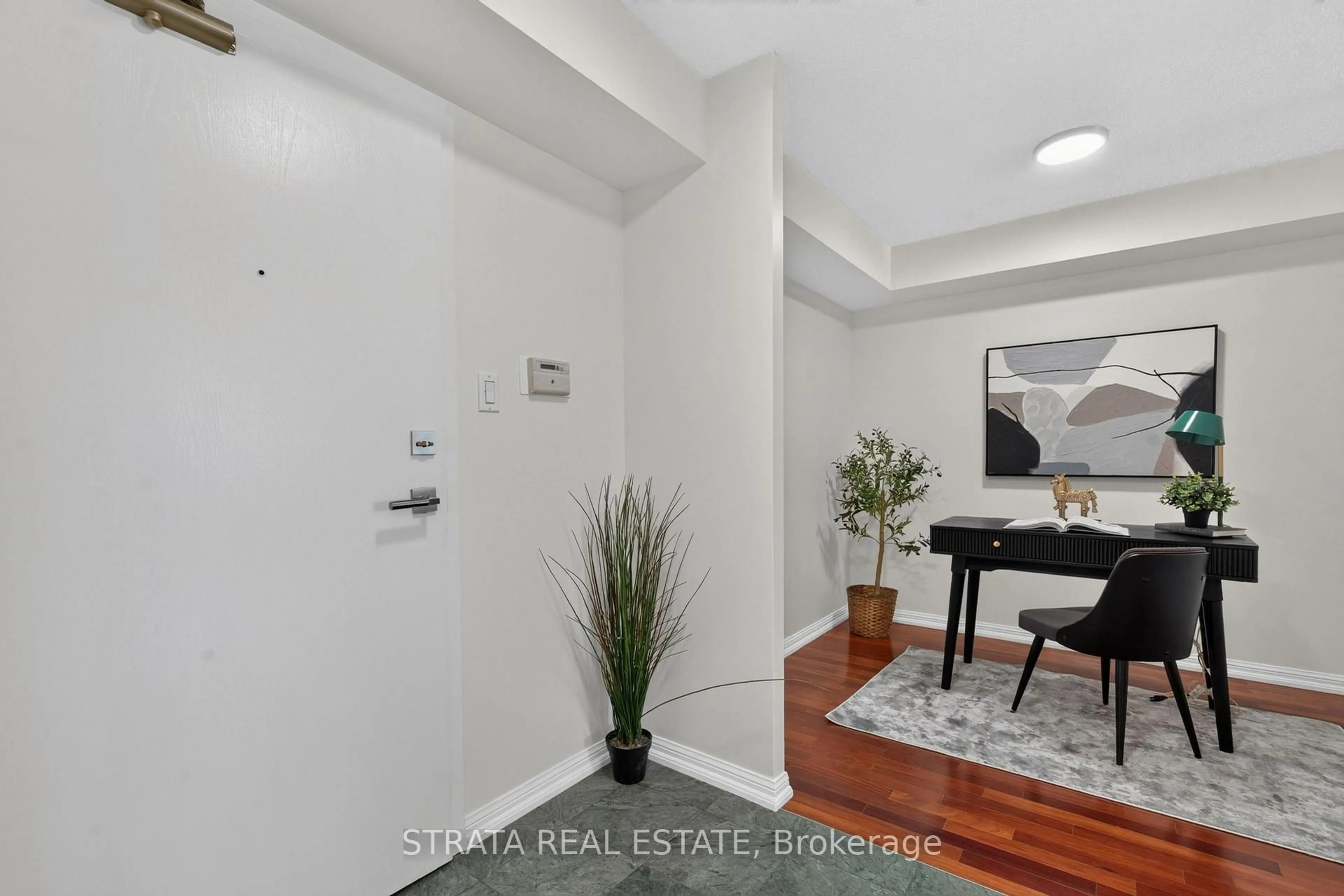 Indoor entryway for 109 Front St #814, Toronto Ontario M5A 4P7