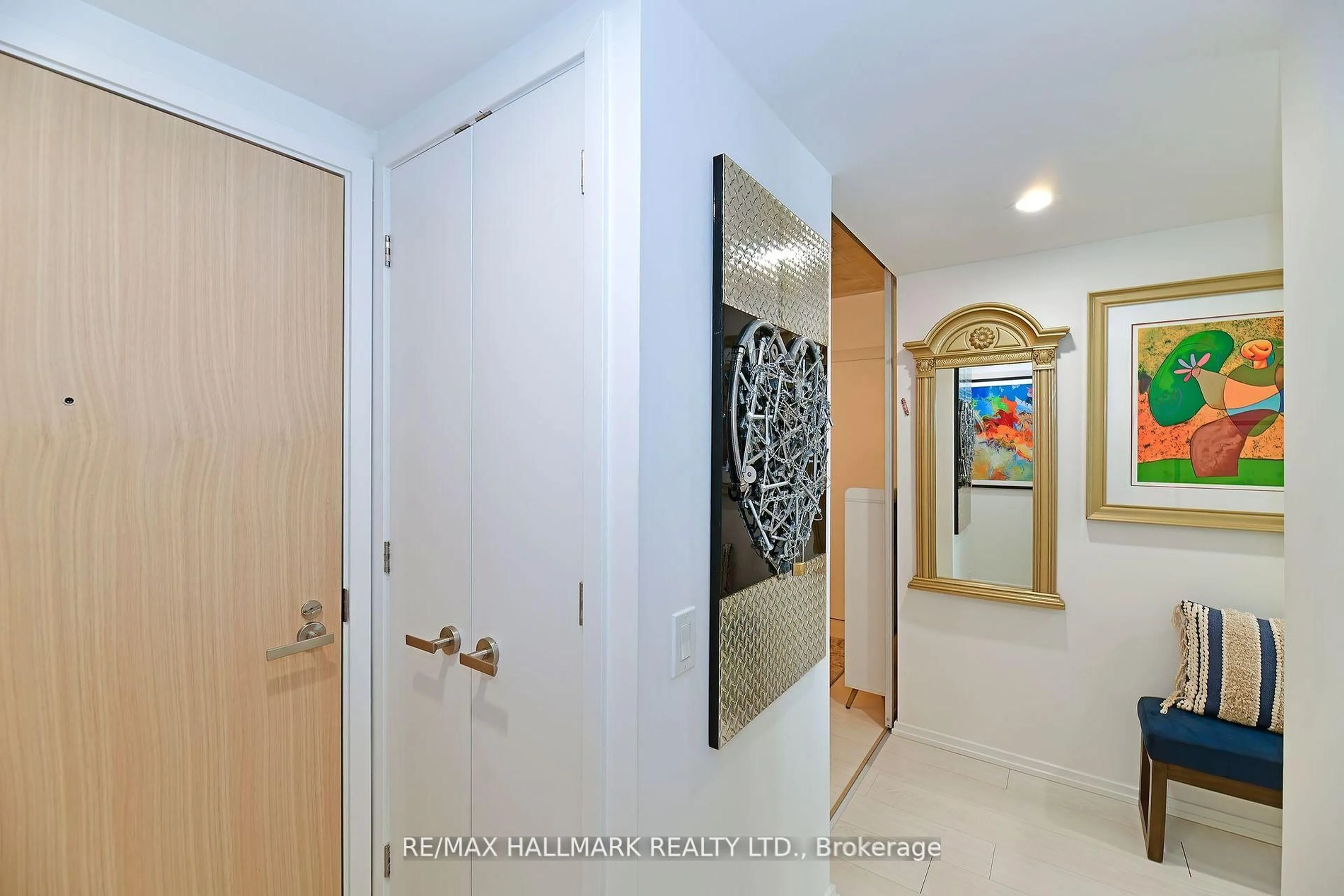 Indoor foyer for 5 Soudan Ave #606, Toronto Ontario M5S 0B1
