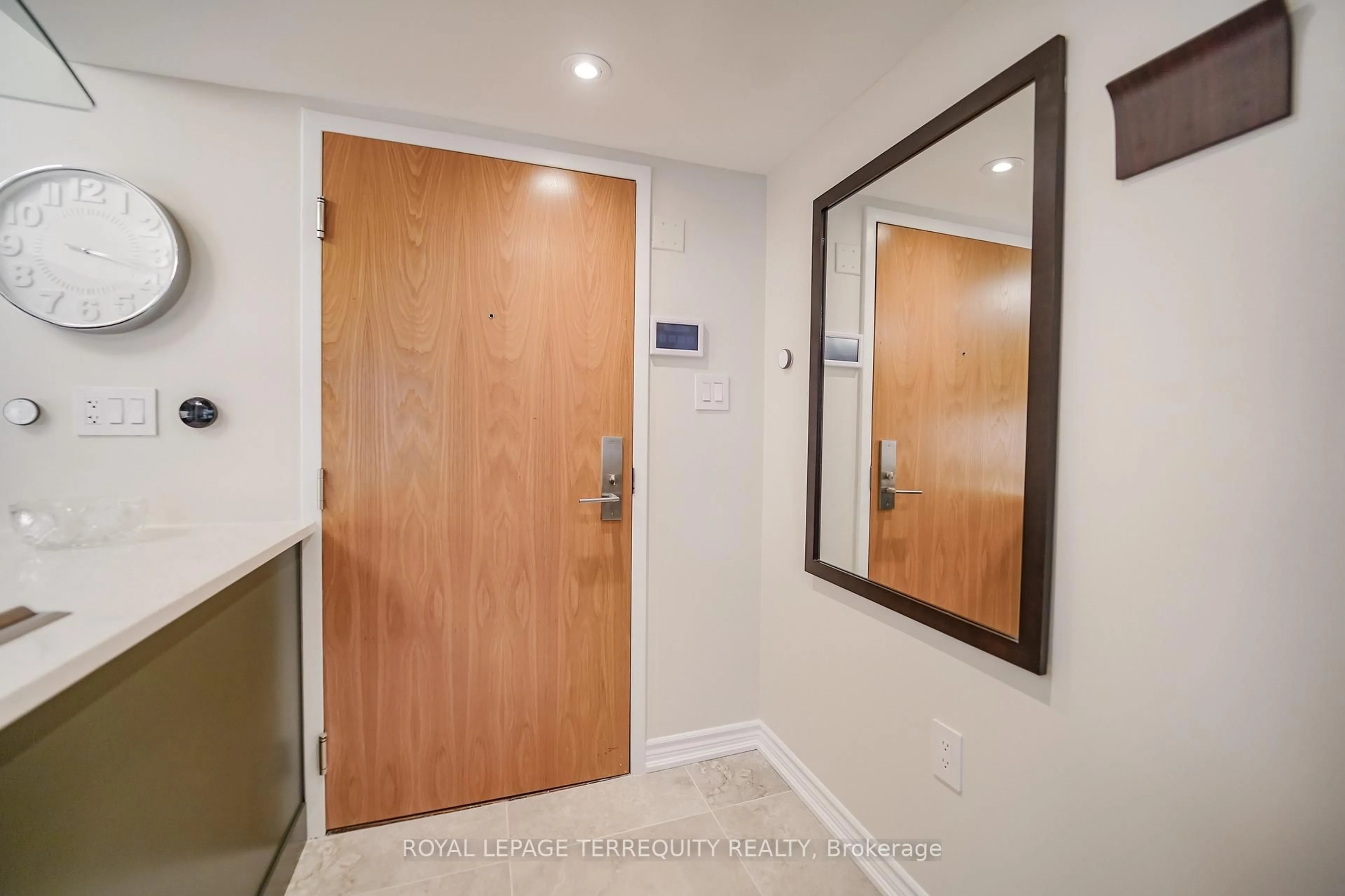 Indoor foyer for 35 Church St #208, Toronto Ontario M5E 1T3