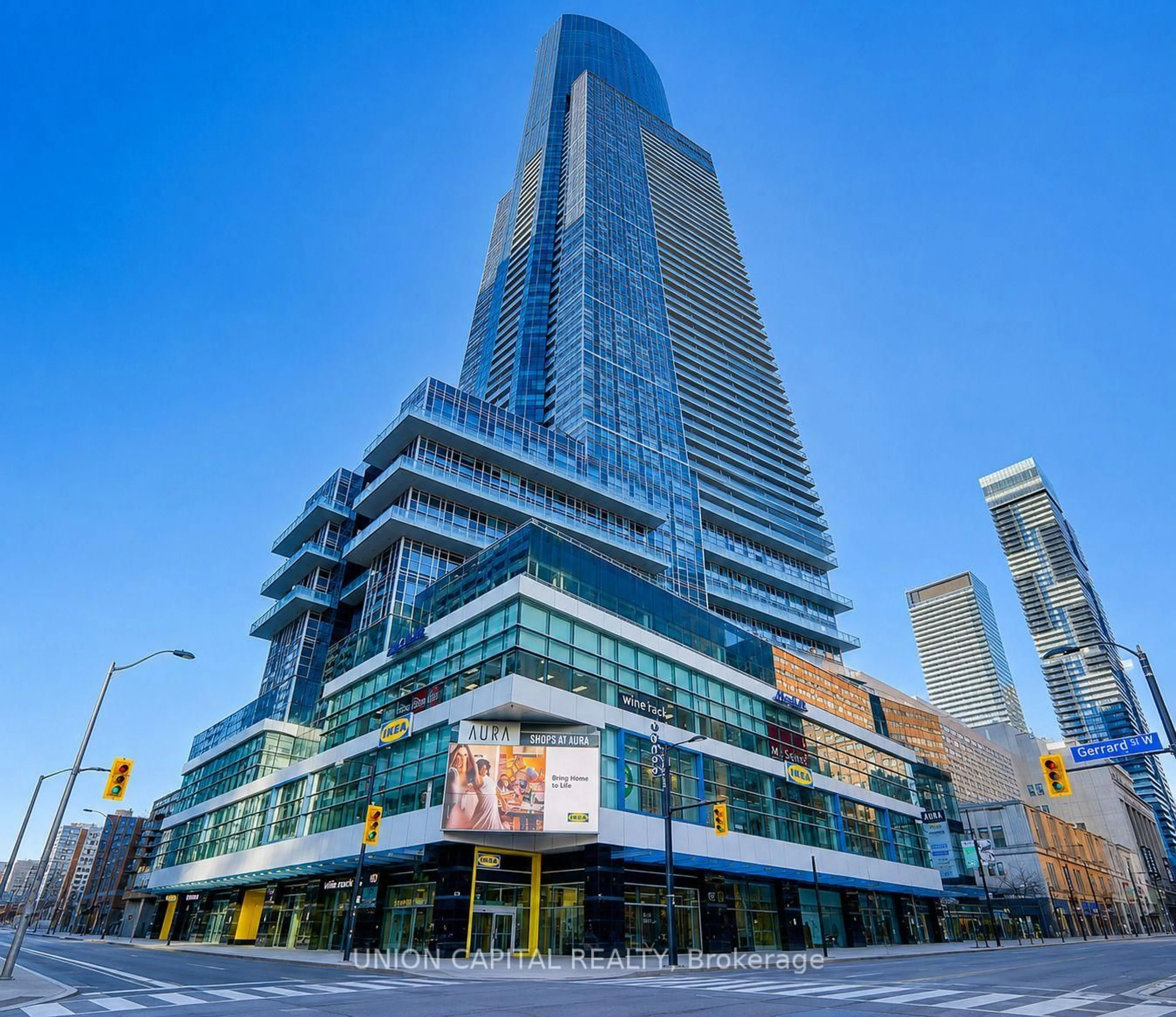 Indoor foyer for 386 Yonge St #4903, Toronto Ontario M5B 0A5