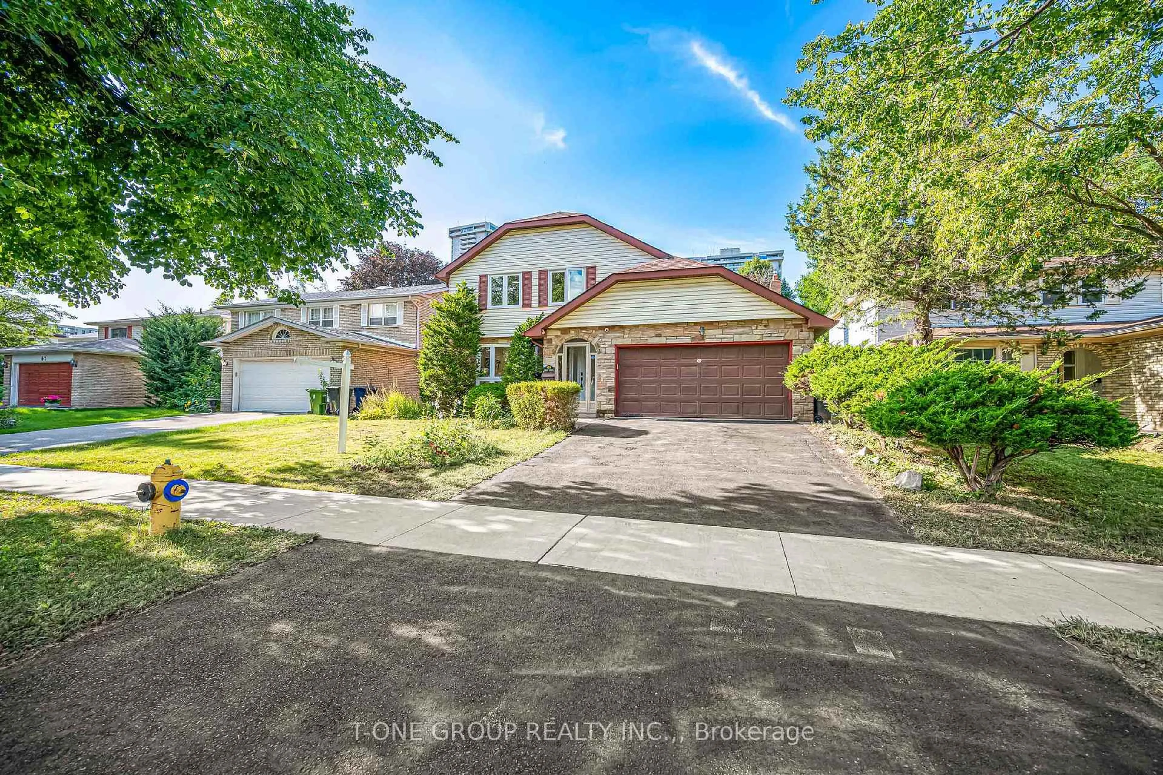 A pic from outside/outdoor area/front of a property/back of a property/a pic from drone, street for 63 Hobart Dr, Toronto Ontario M2J 3J8