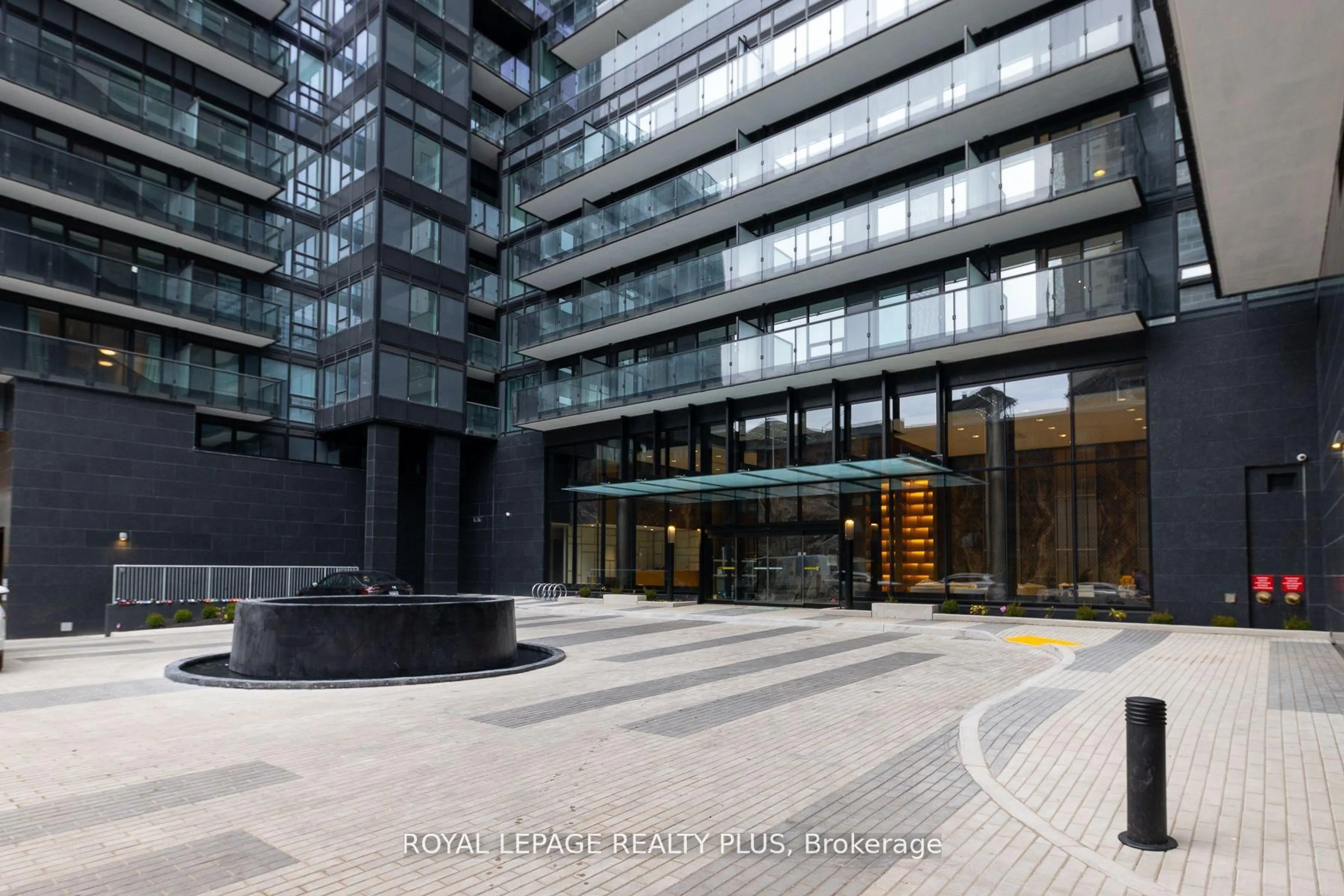 Indoor foyer for 127 Broadway Ave #206S, Toronto Ontario N4P 1V4
