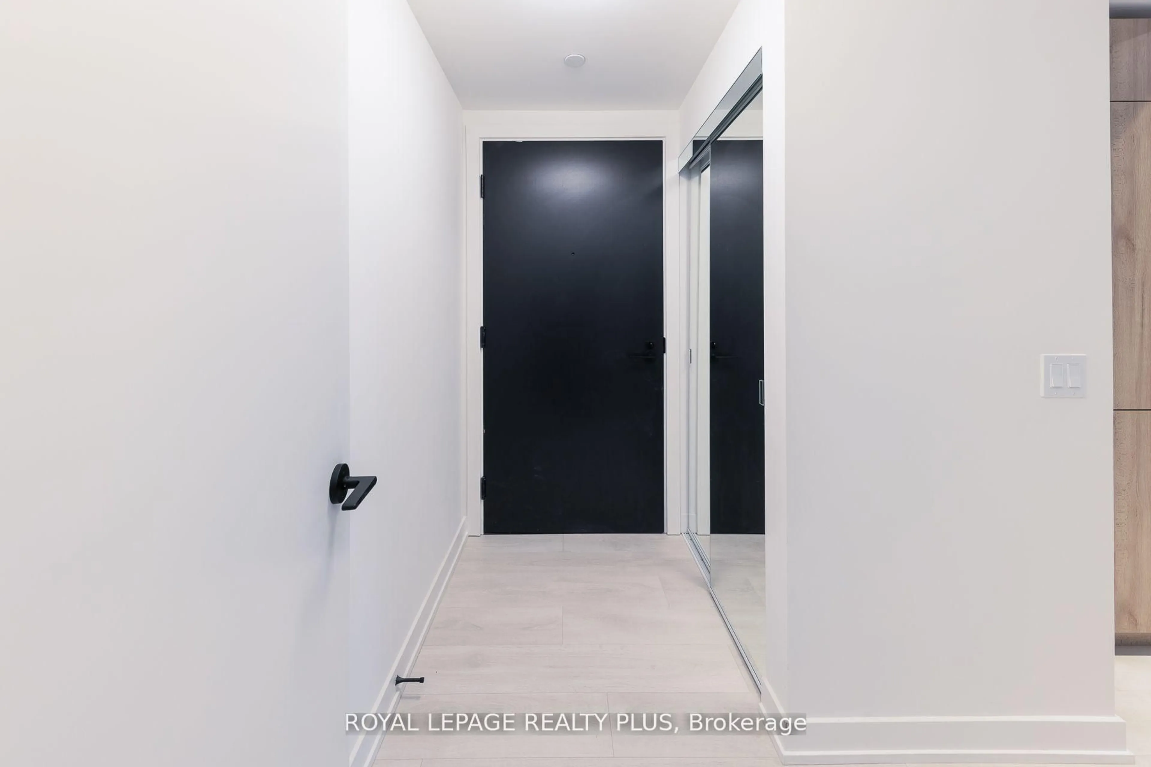 Indoor entryway for 127 Broadway Ave #206S, Toronto Ontario N4P 1V4