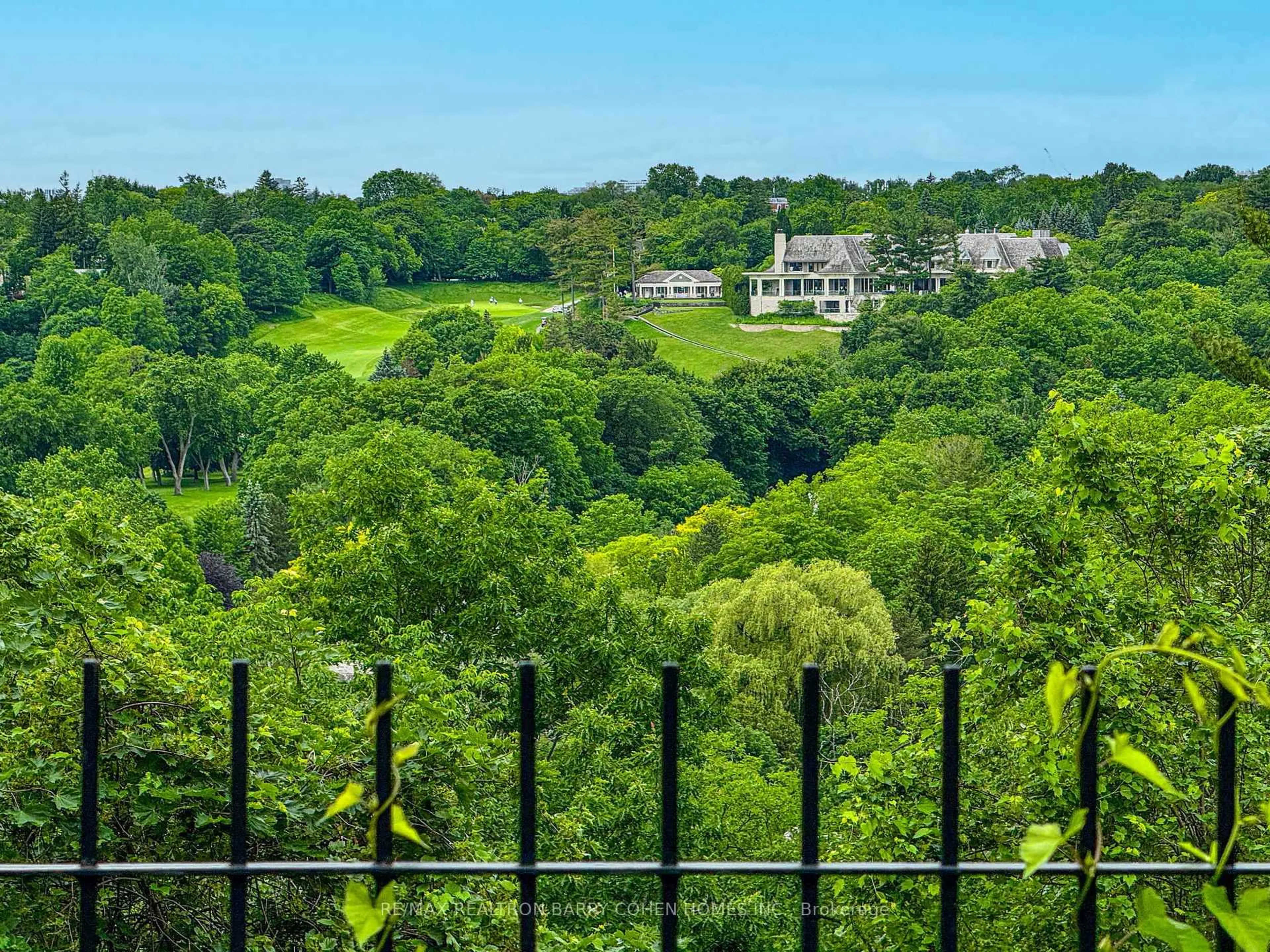 A pic from outside/outdoor area/front of a property/back of a property/a pic from drone, forest/trees view for 35 Bayview Rdge, Toronto Ontario M2L 1E3